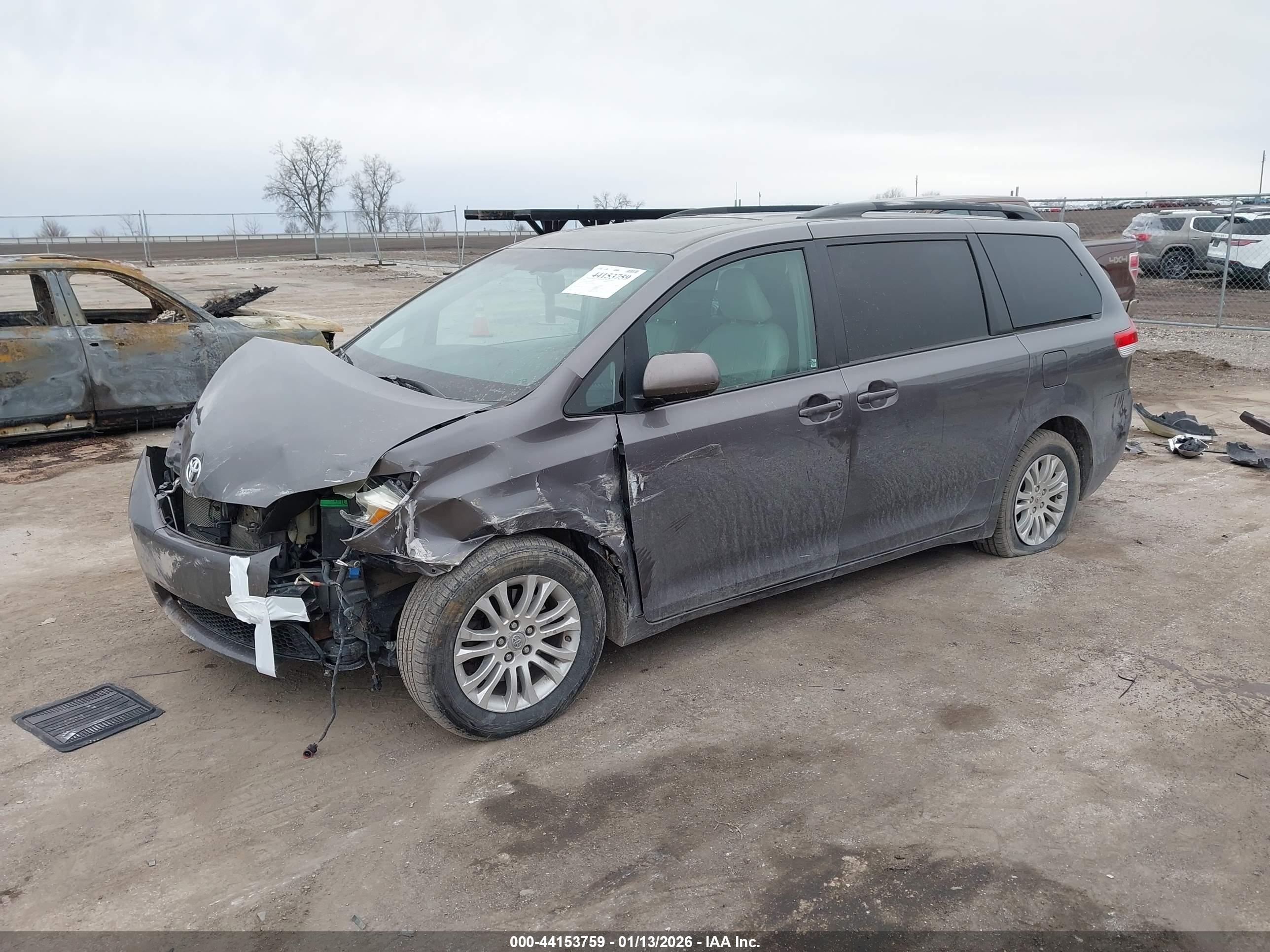 TOYOTA SIENNA image 2