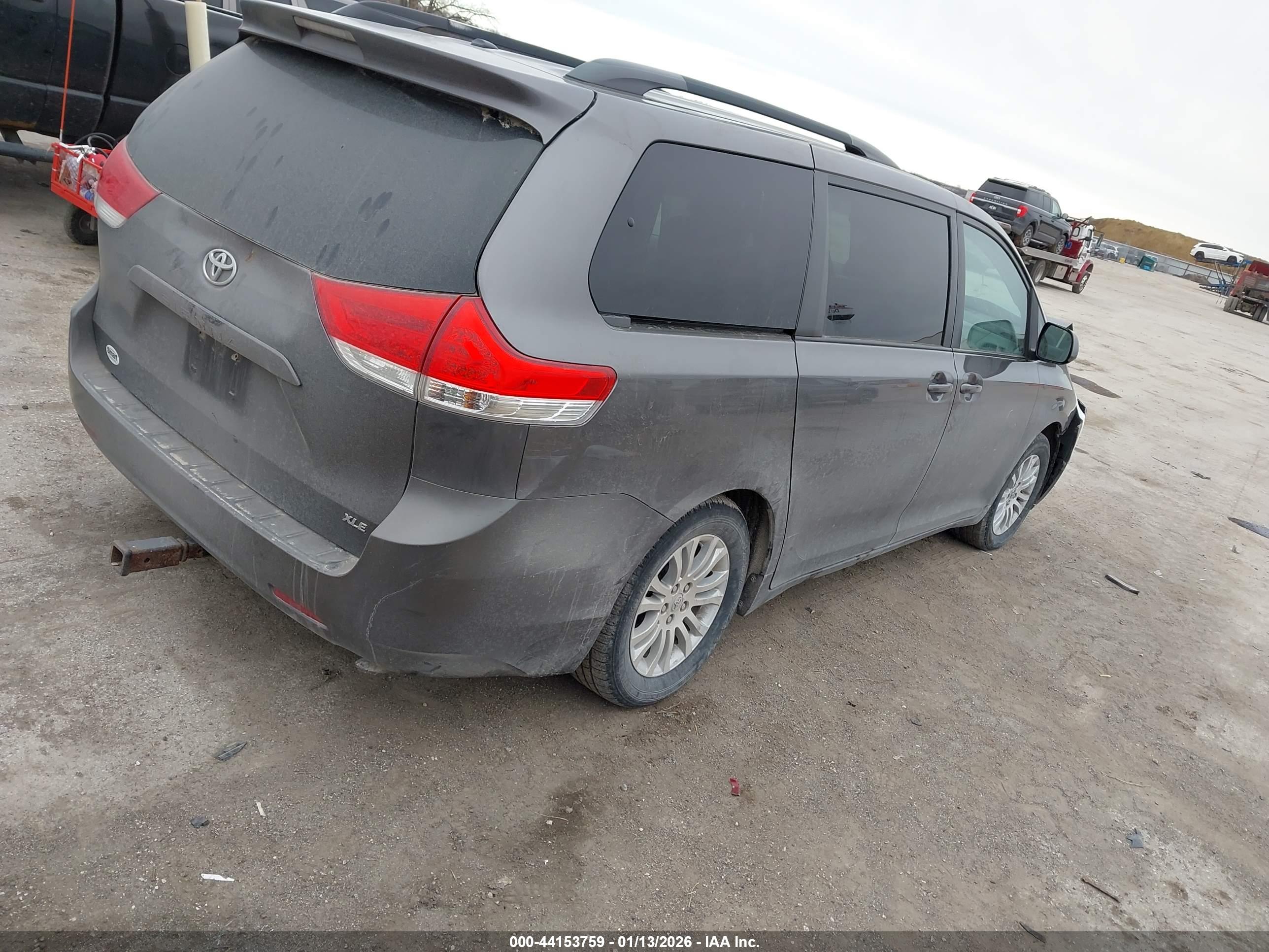 TOYOTA SIENNA image 4