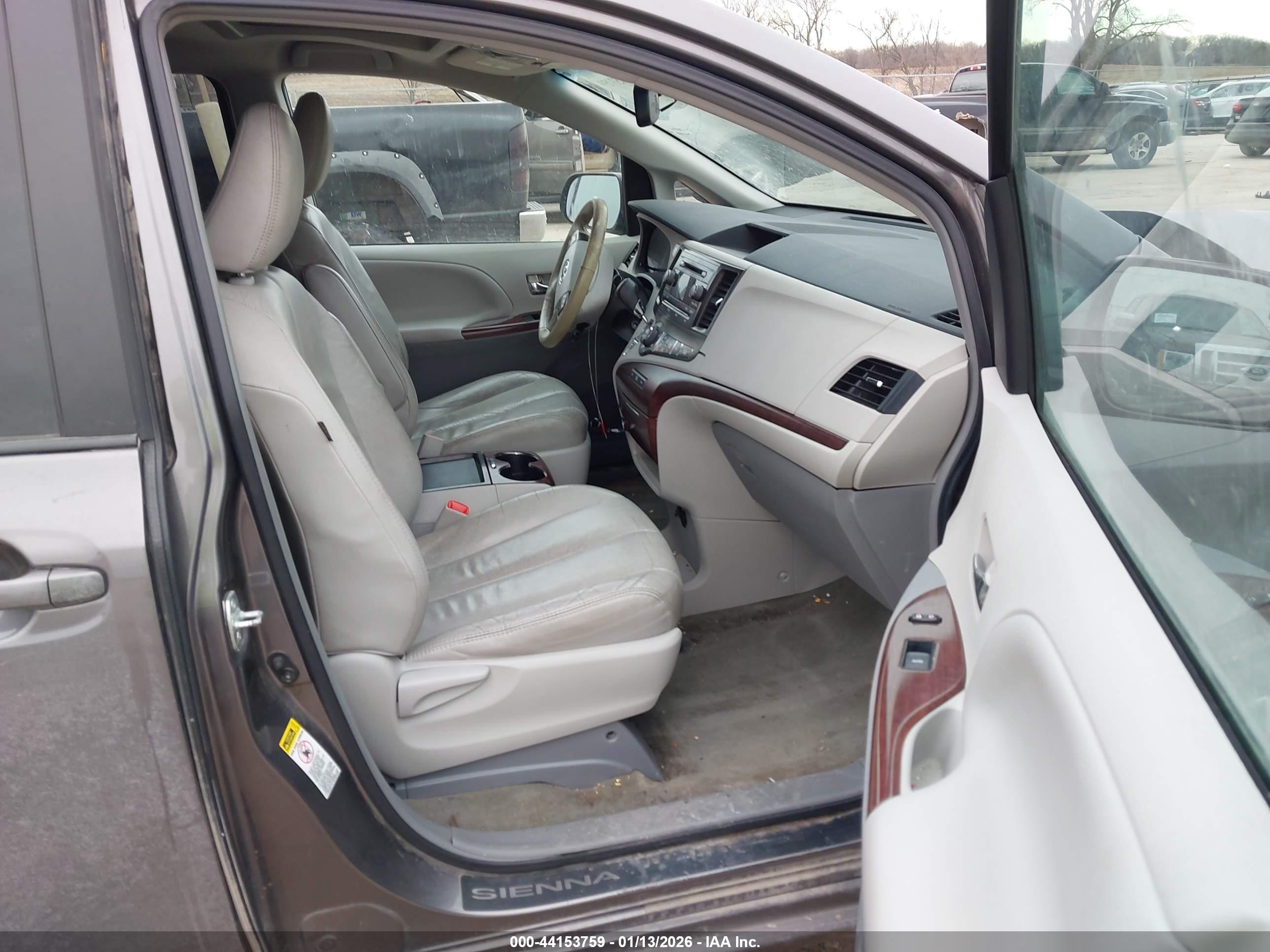 TOYOTA SIENNA image 5