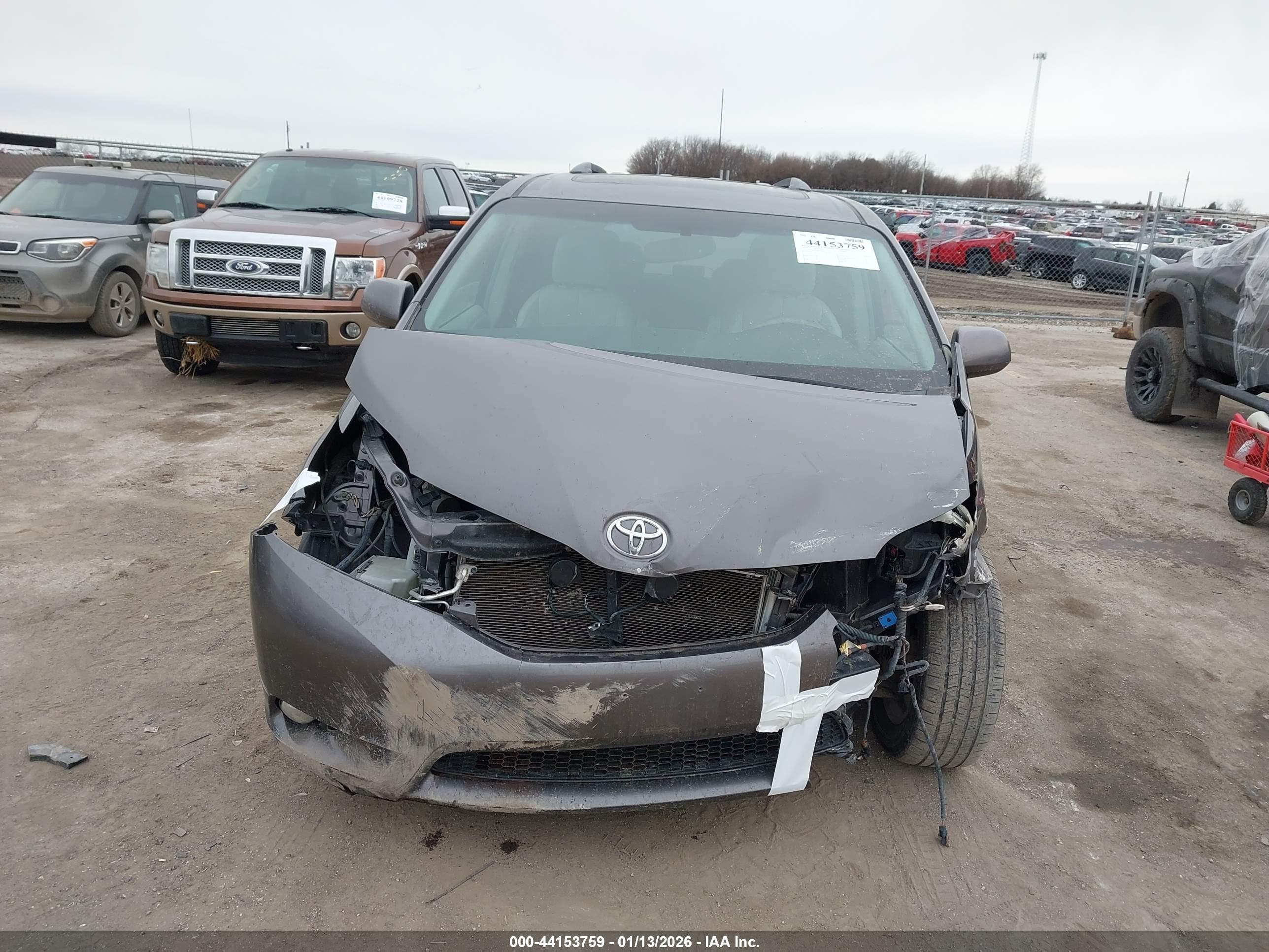 TOYOTA SIENNA image 6