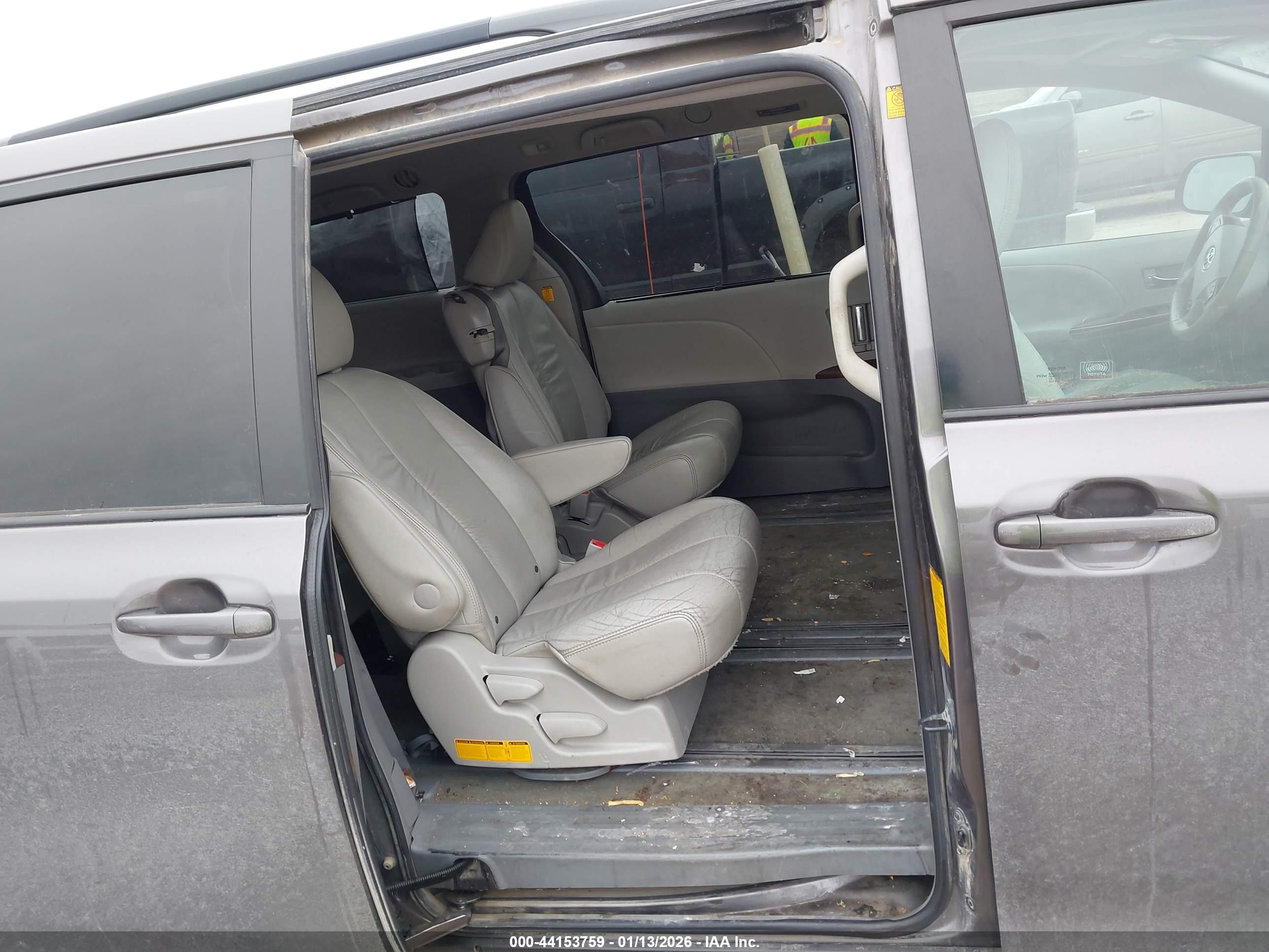 TOYOTA SIENNA image 8