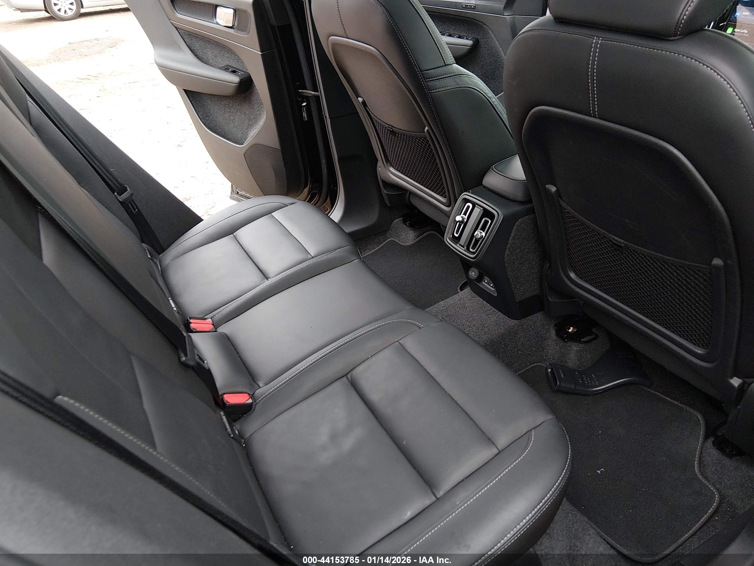 VOLVO XC40 image 8