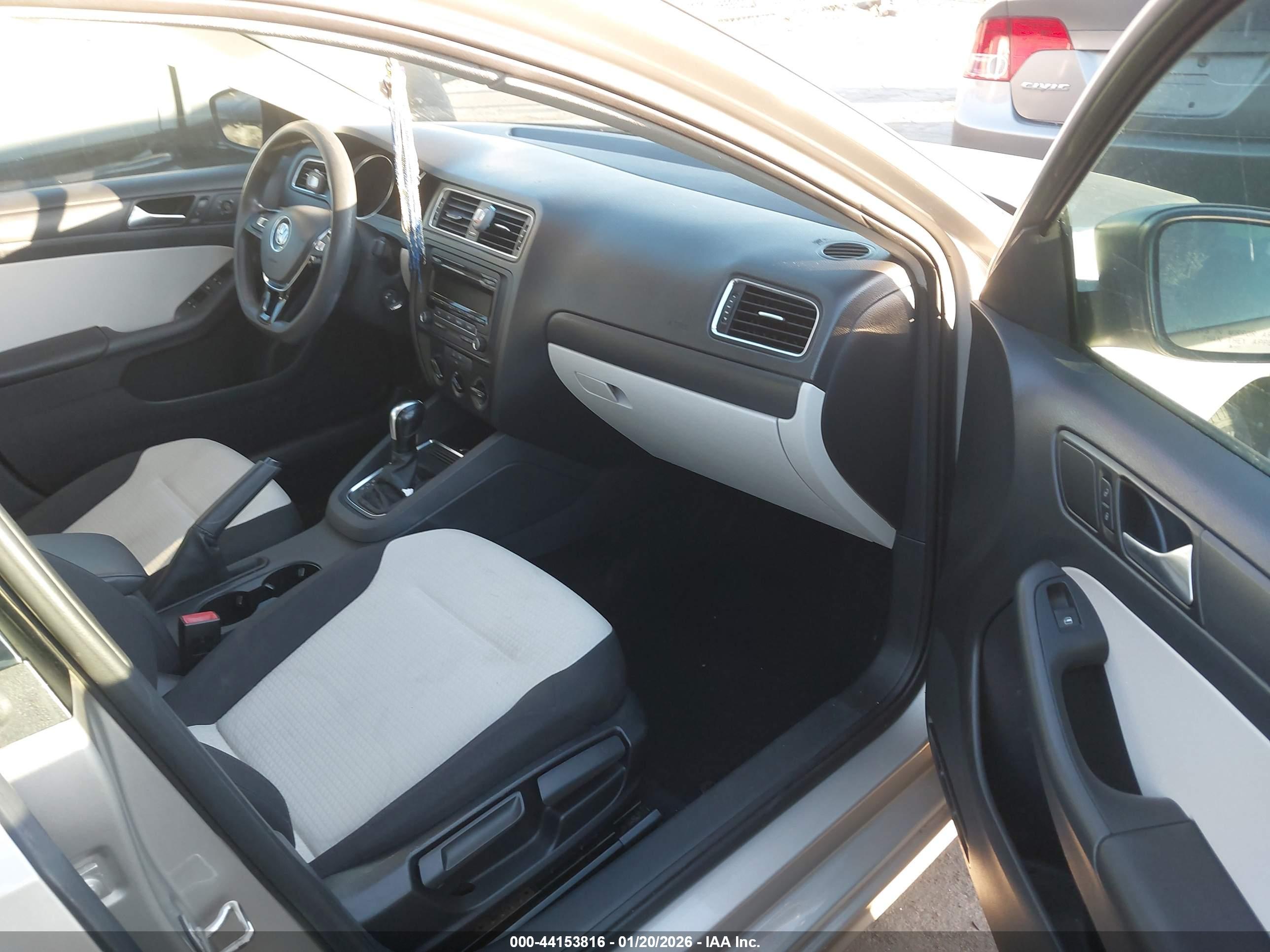 VOLKSWAGEN JETTA image 5