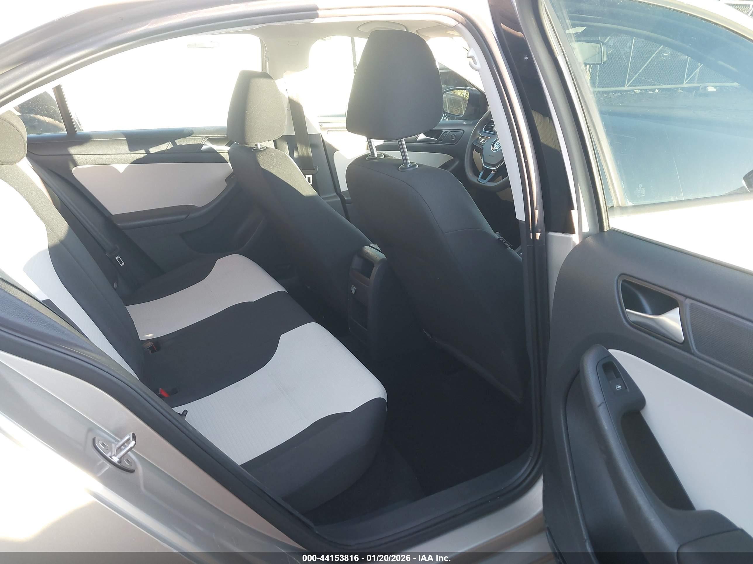 VOLKSWAGEN JETTA image 8