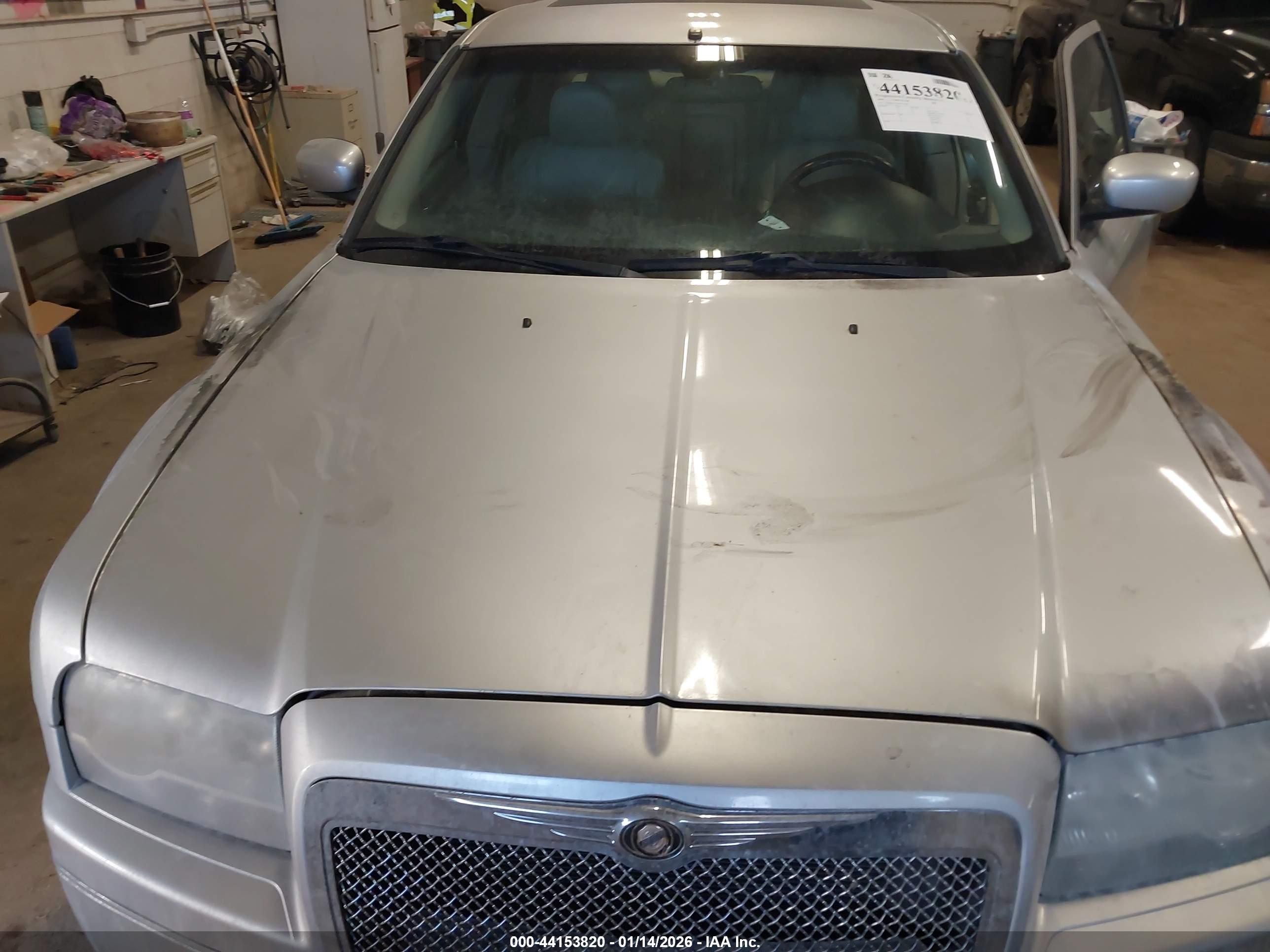CHRYSLER 300 image 10