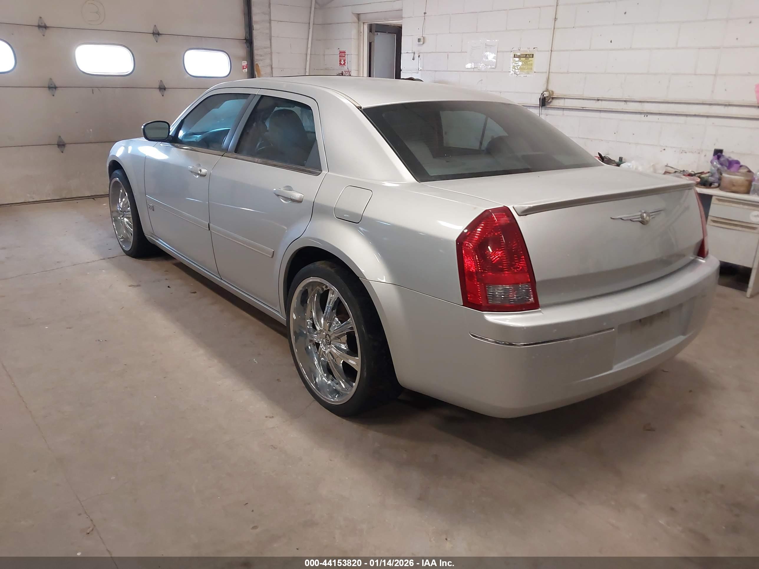 CHRYSLER 300 image 3