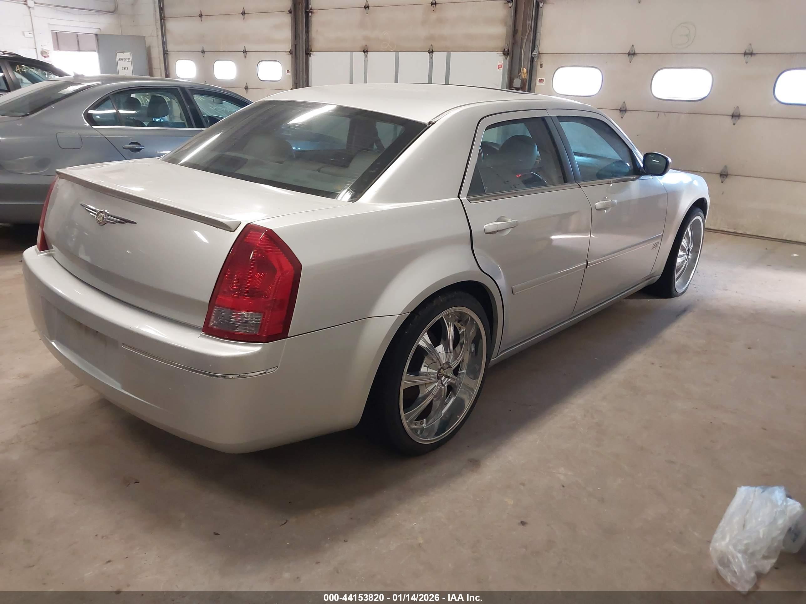CHRYSLER 300 image 4