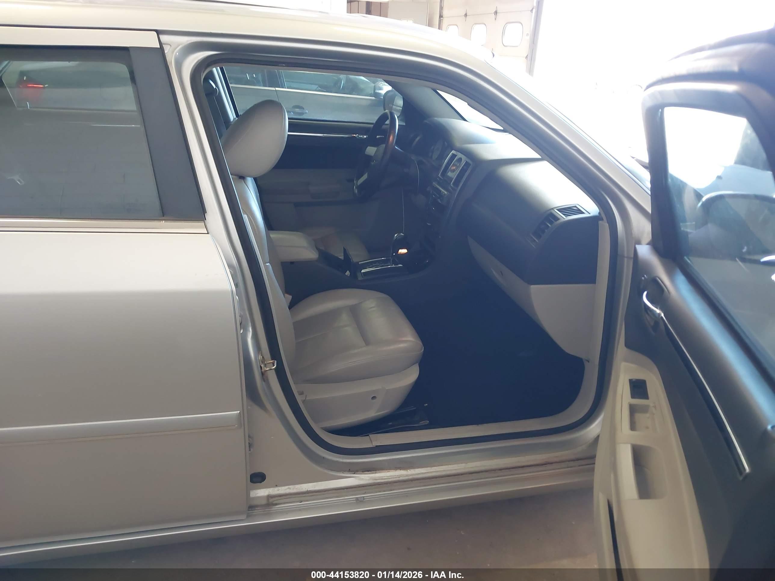 CHRYSLER 300 image 5
