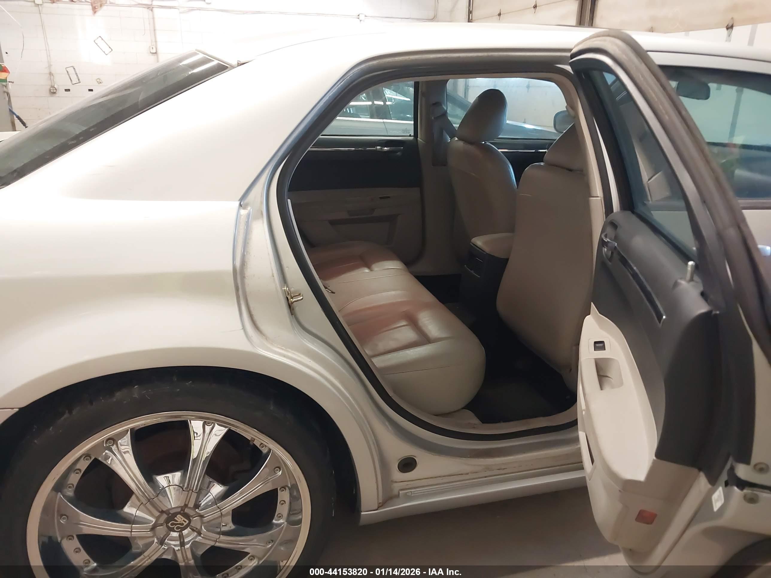 CHRYSLER 300 image 8