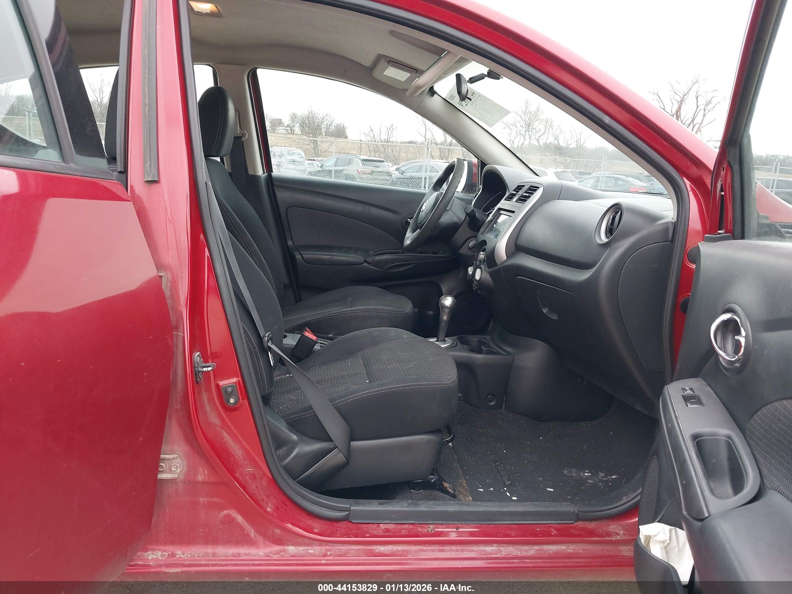 NISSAN VERSA image 5