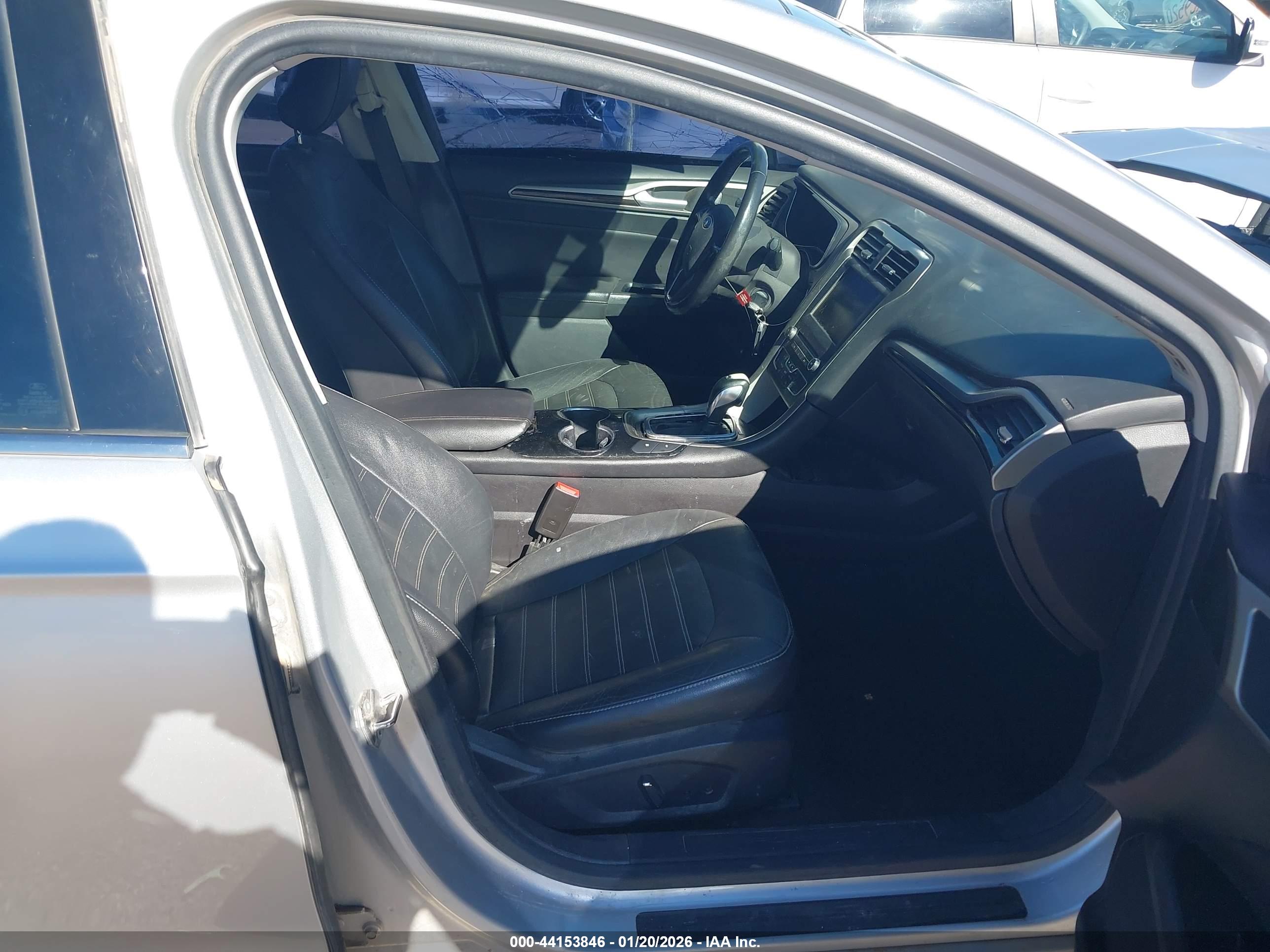 FORD FUSION image 5