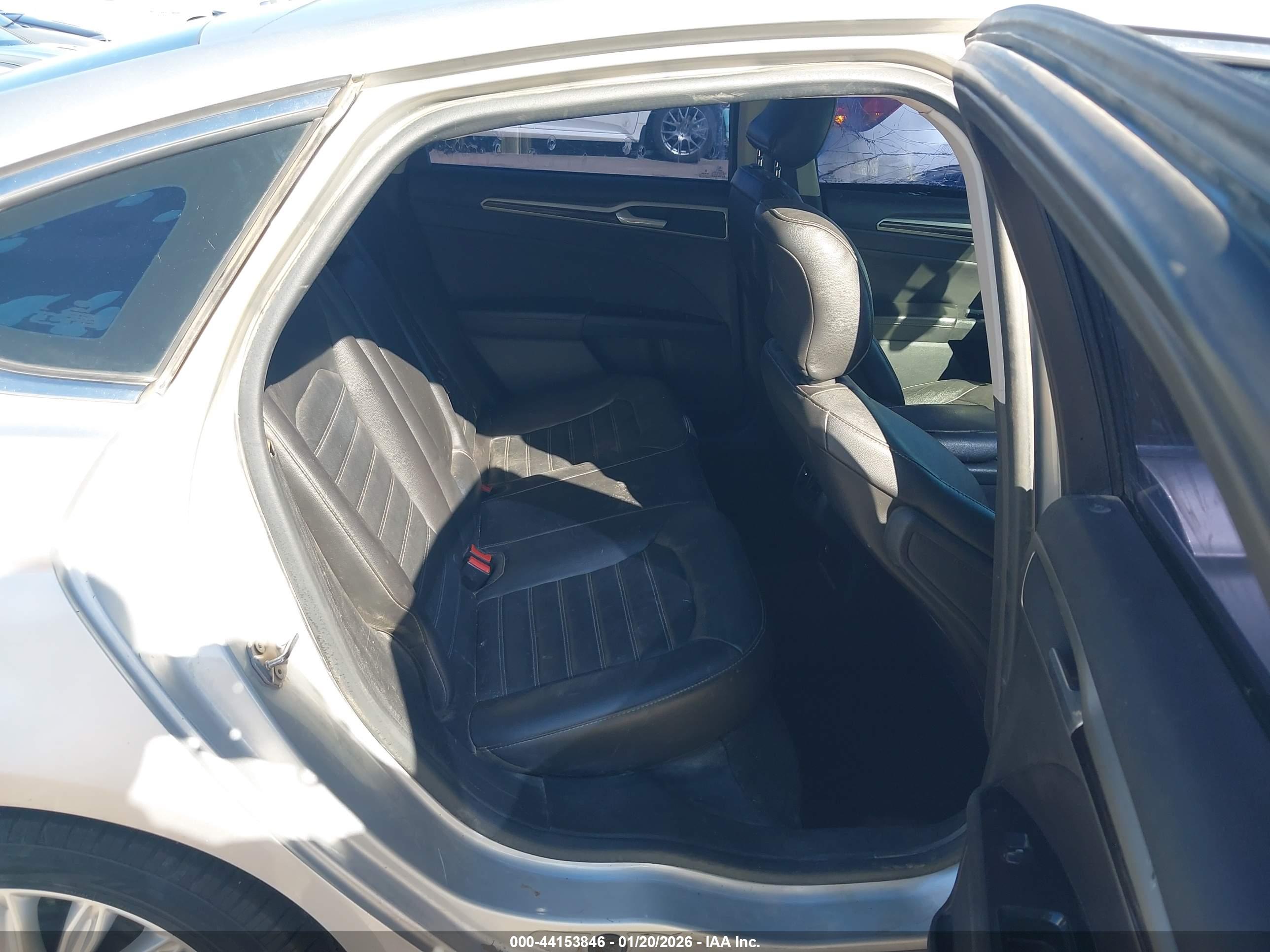 FORD FUSION image 8