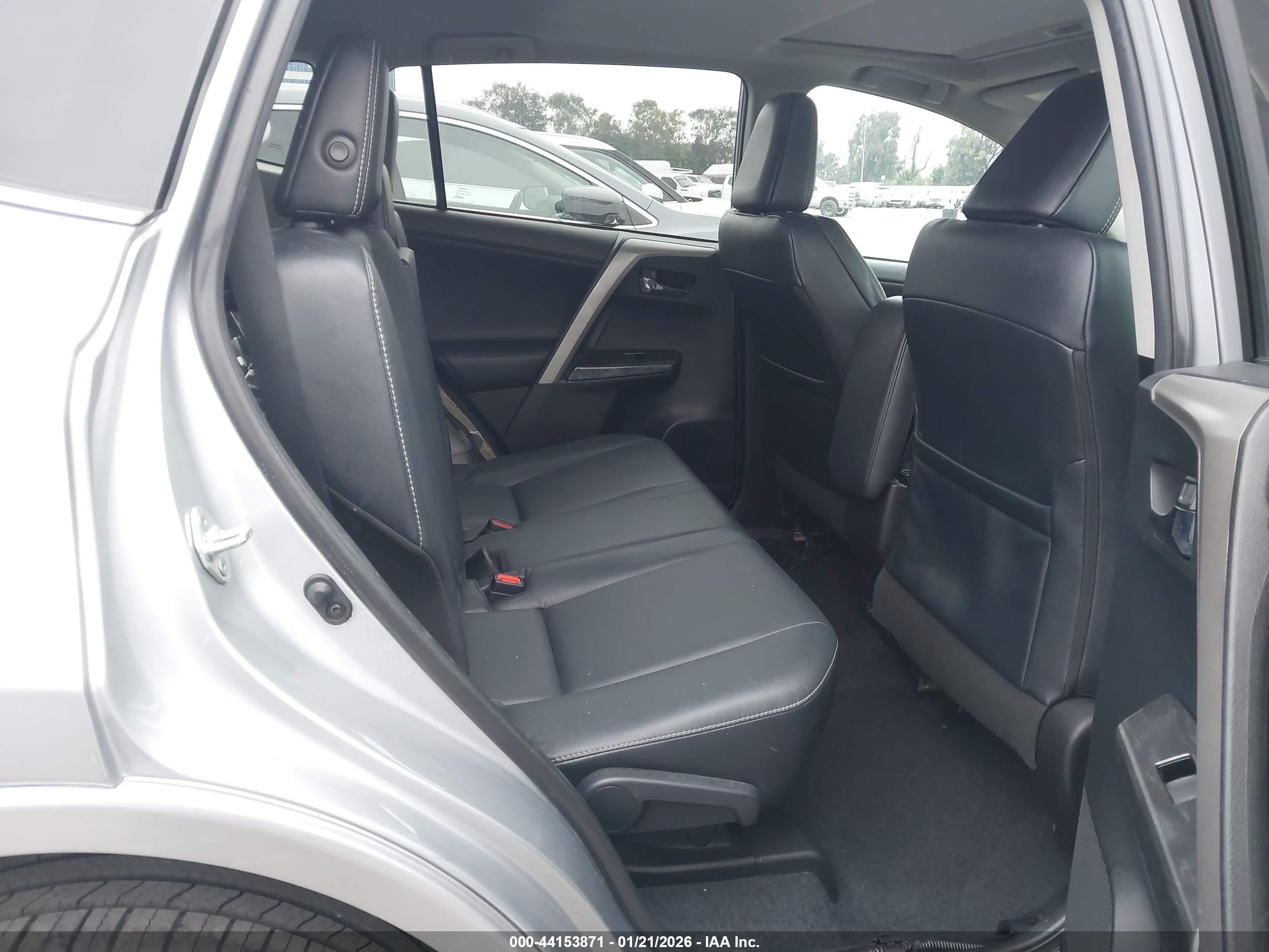 TOYOTA RAV4 image 8
