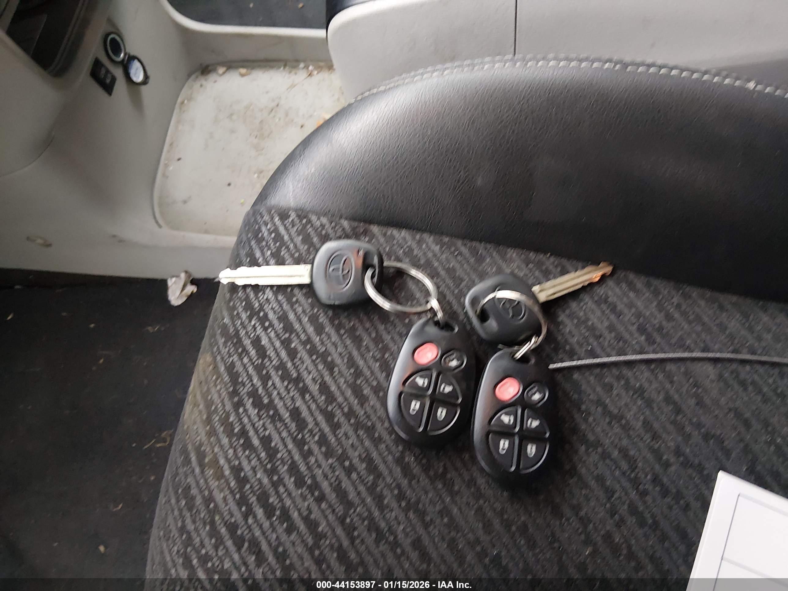 TOYOTA SIENNA image 11
