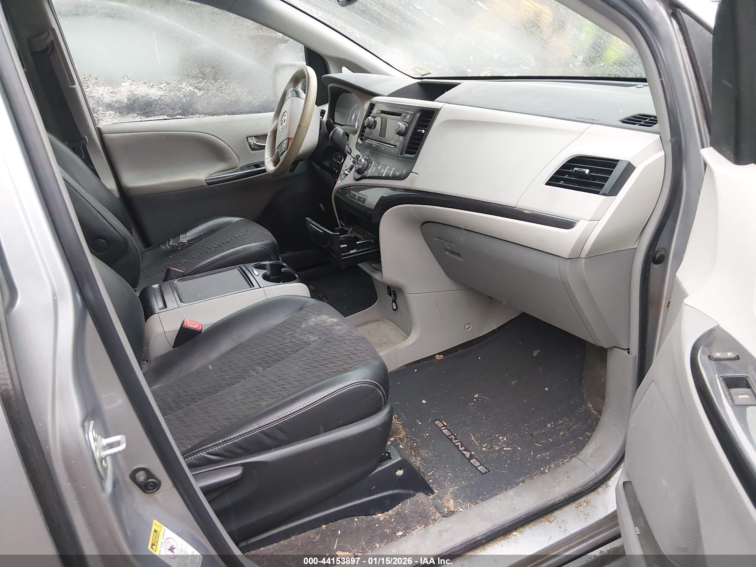 TOYOTA SIENNA image 5