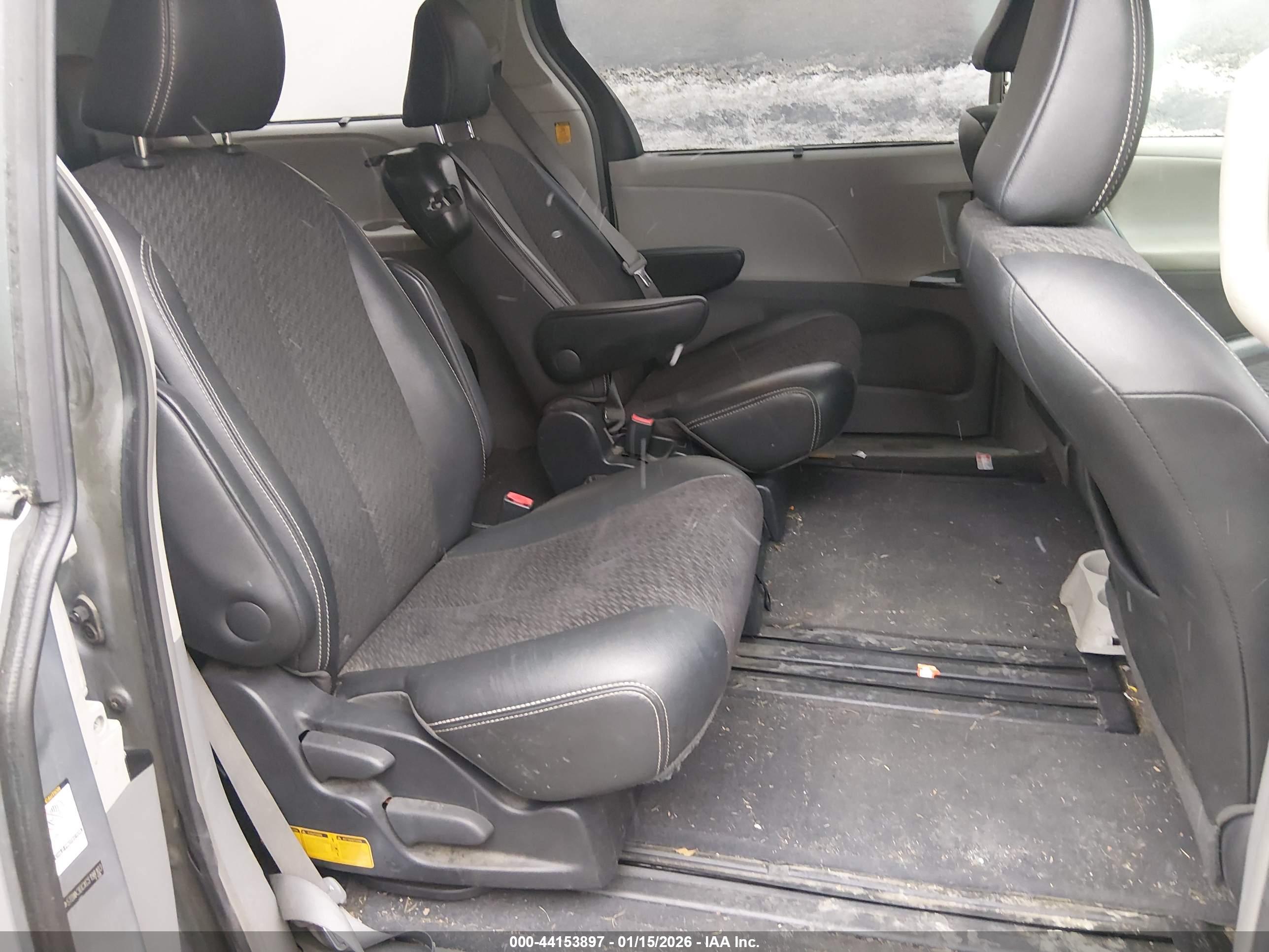 TOYOTA SIENNA image 8