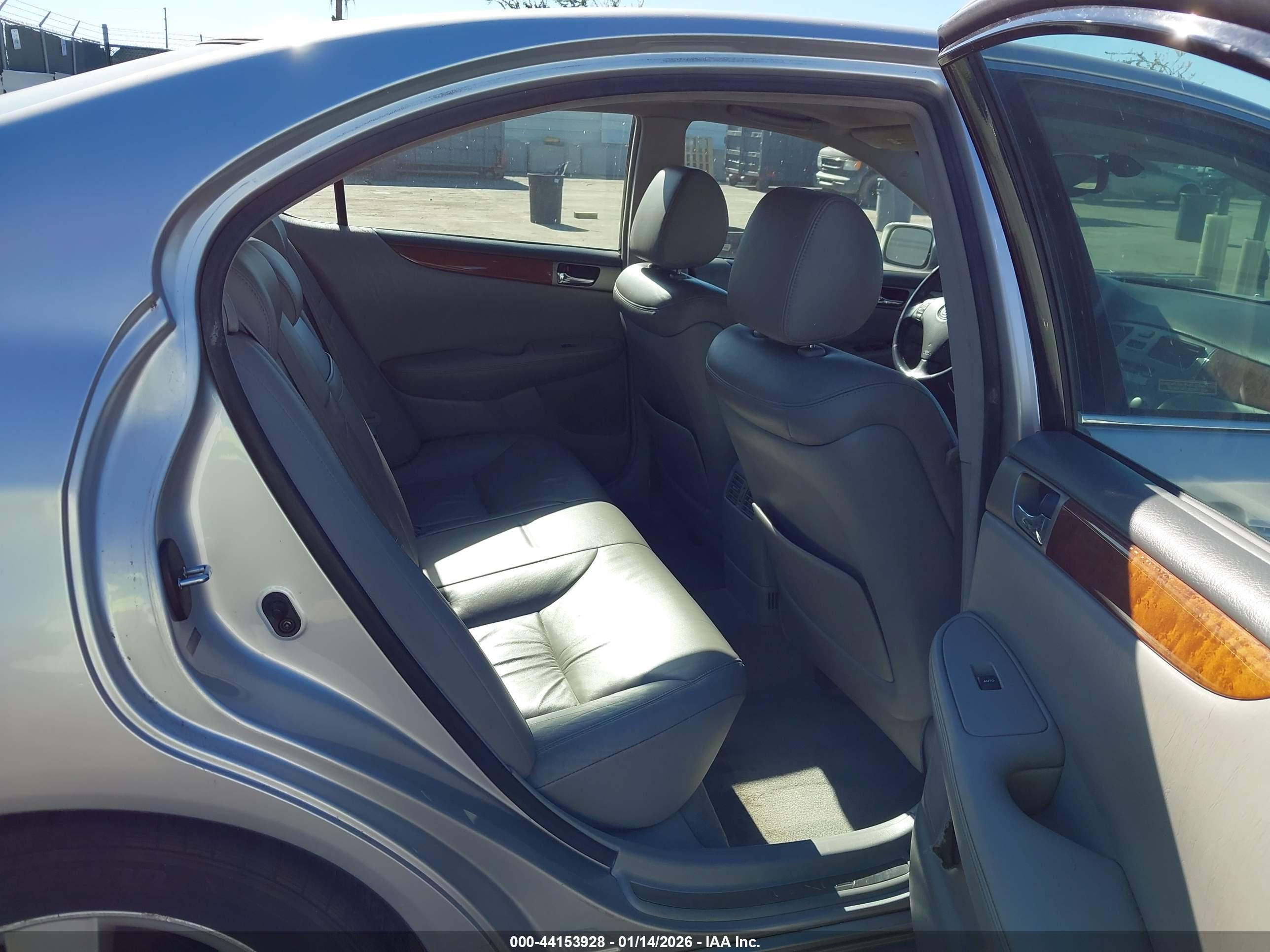 LEXUS ES image 8