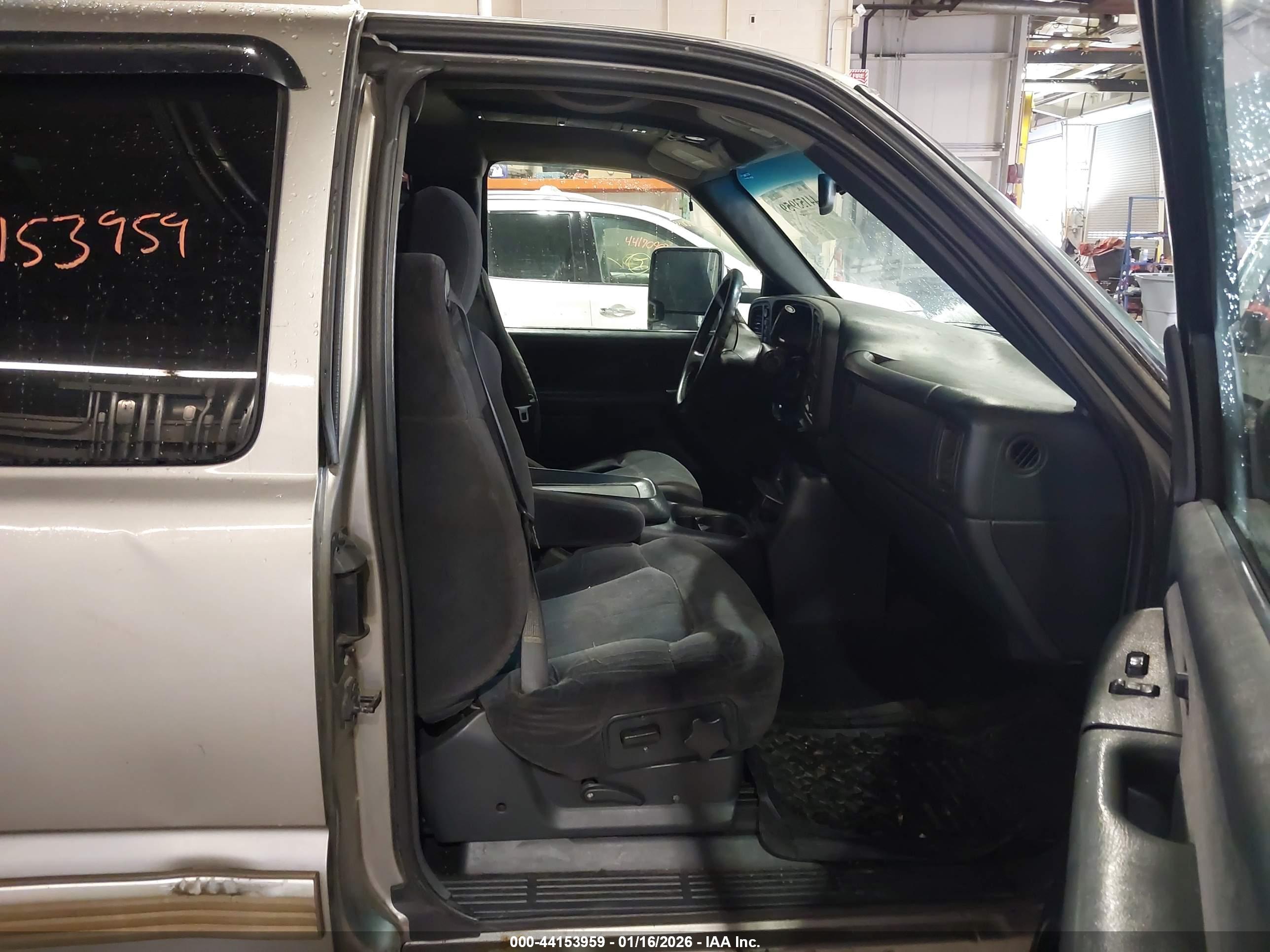 CHEVROLET SILVERADO image 5