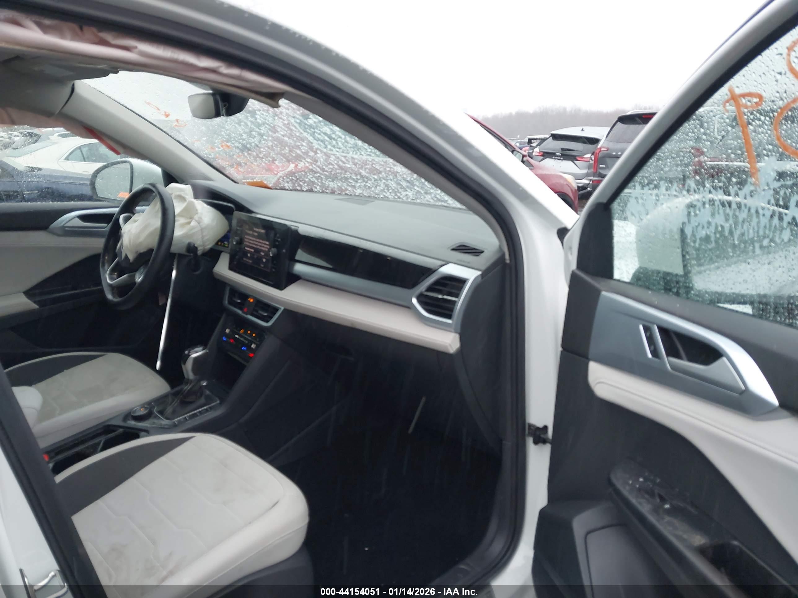 VOLKSWAGEN TAOS image 5