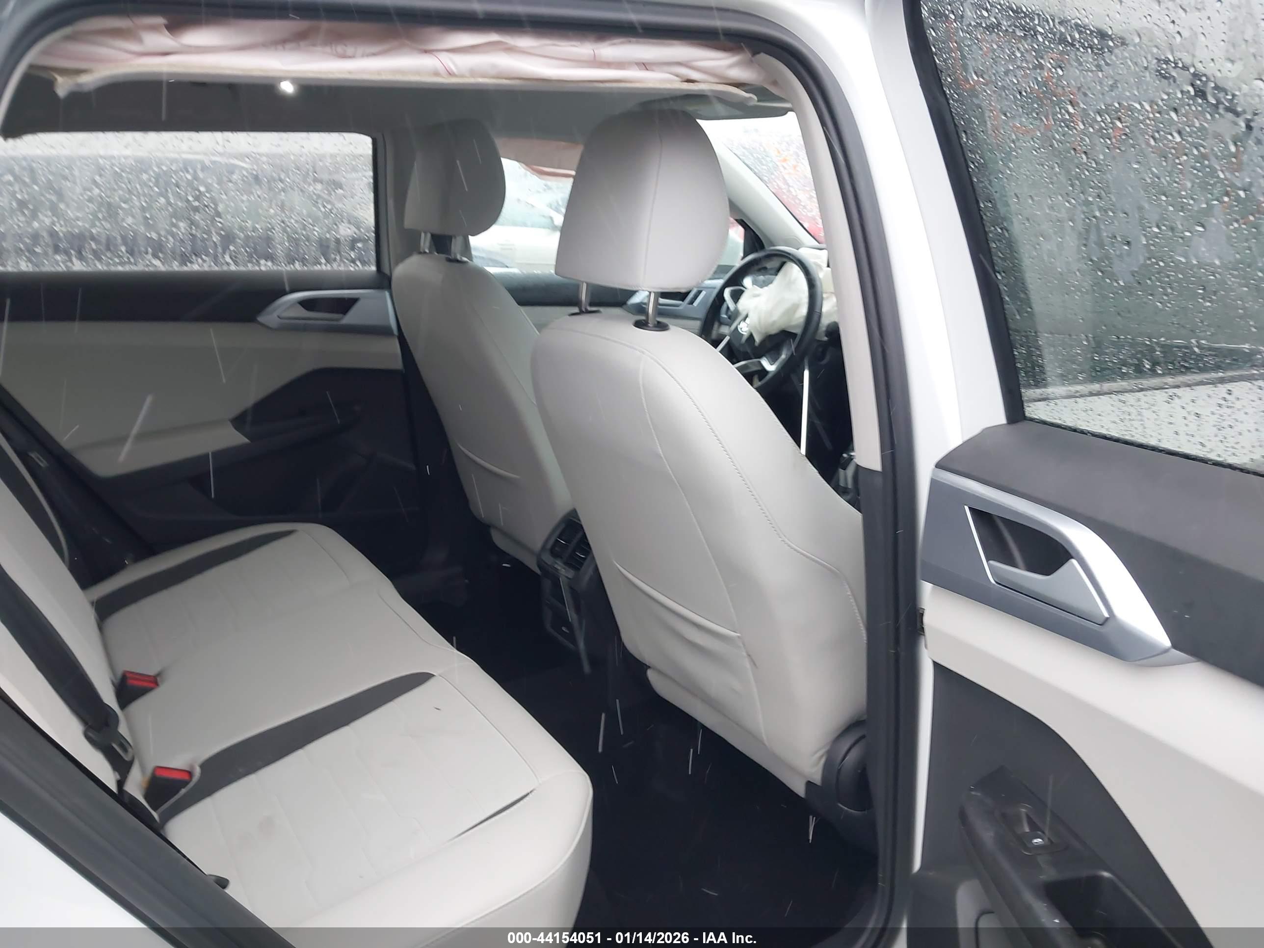 VOLKSWAGEN TAOS image 8