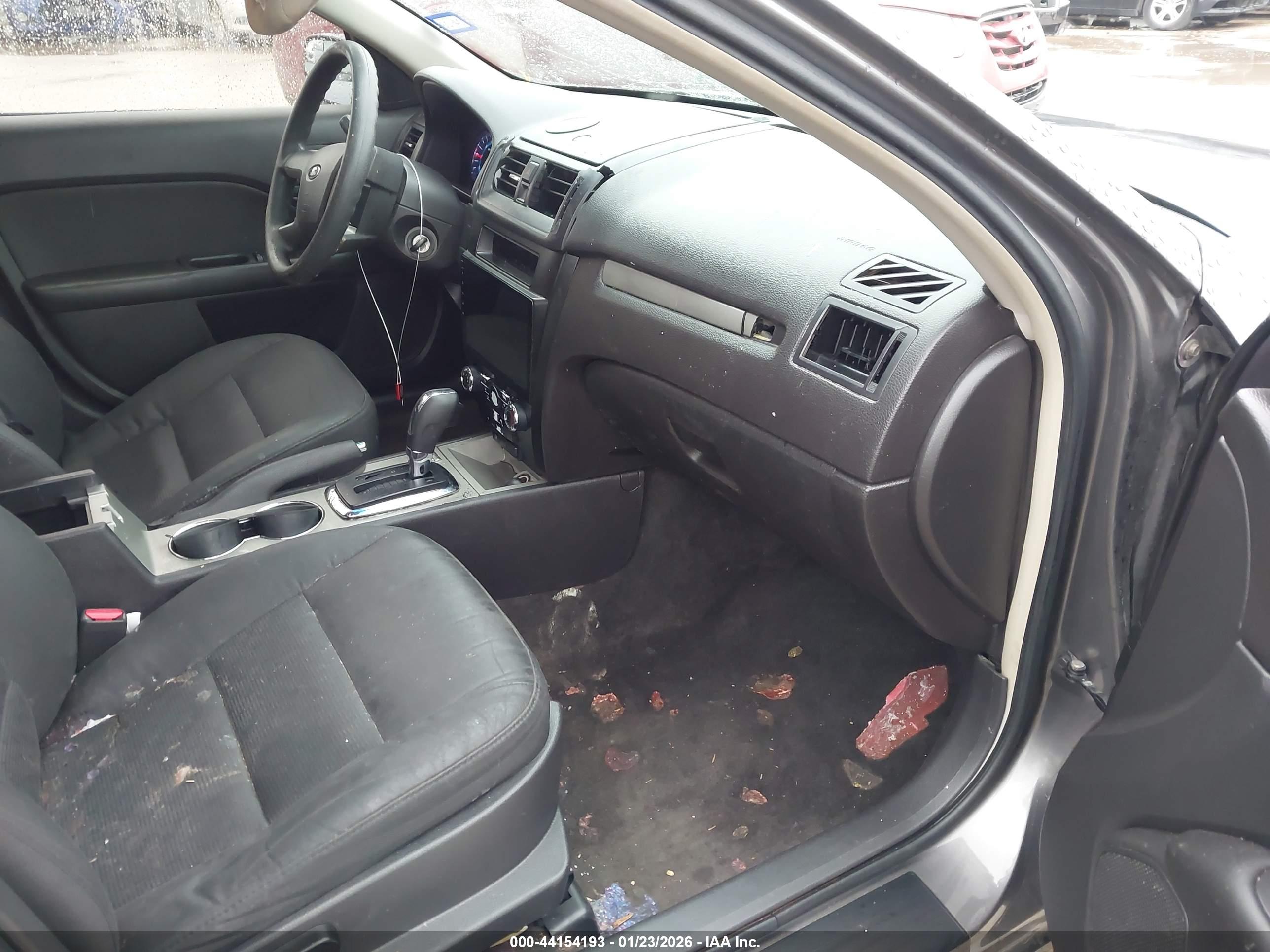 FORD FUSION image 5