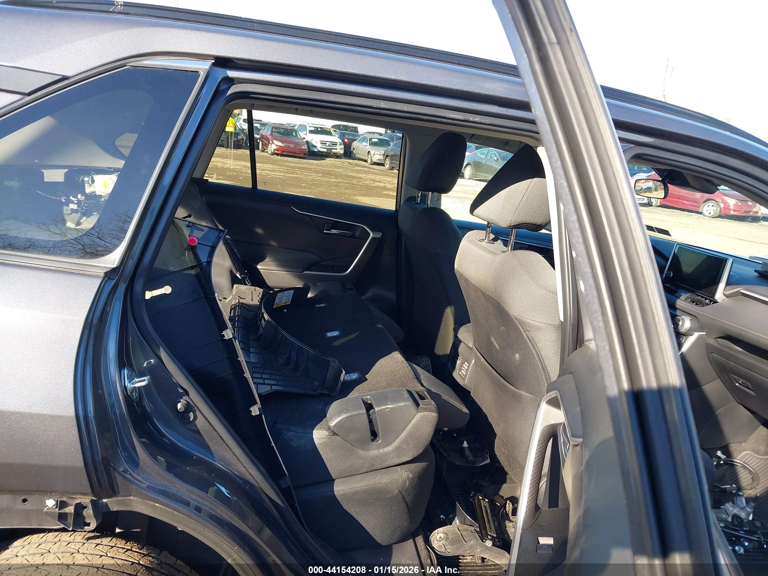 TOYOTA RAV4 image 8