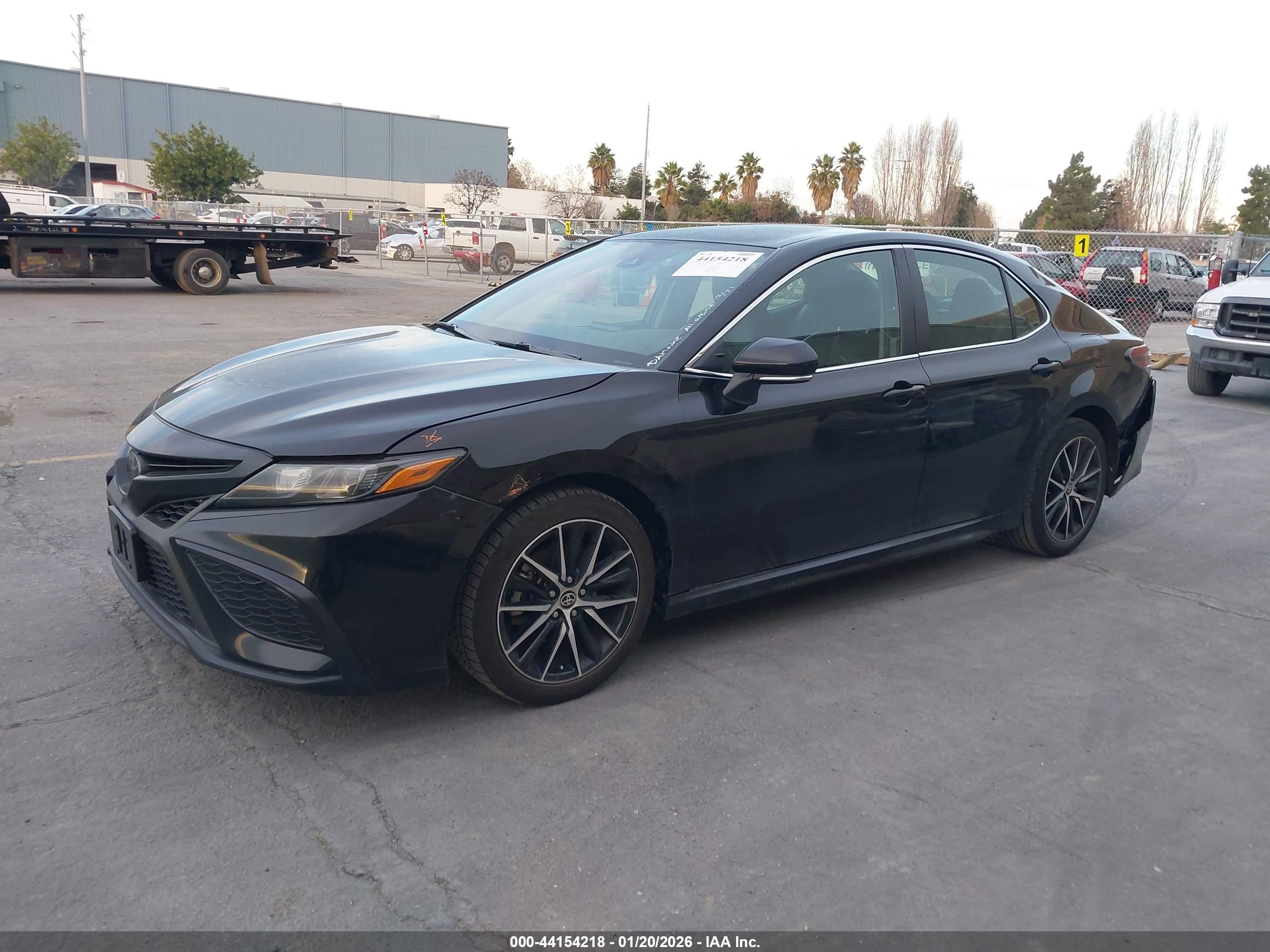 TOYOTA CAMRY image 2