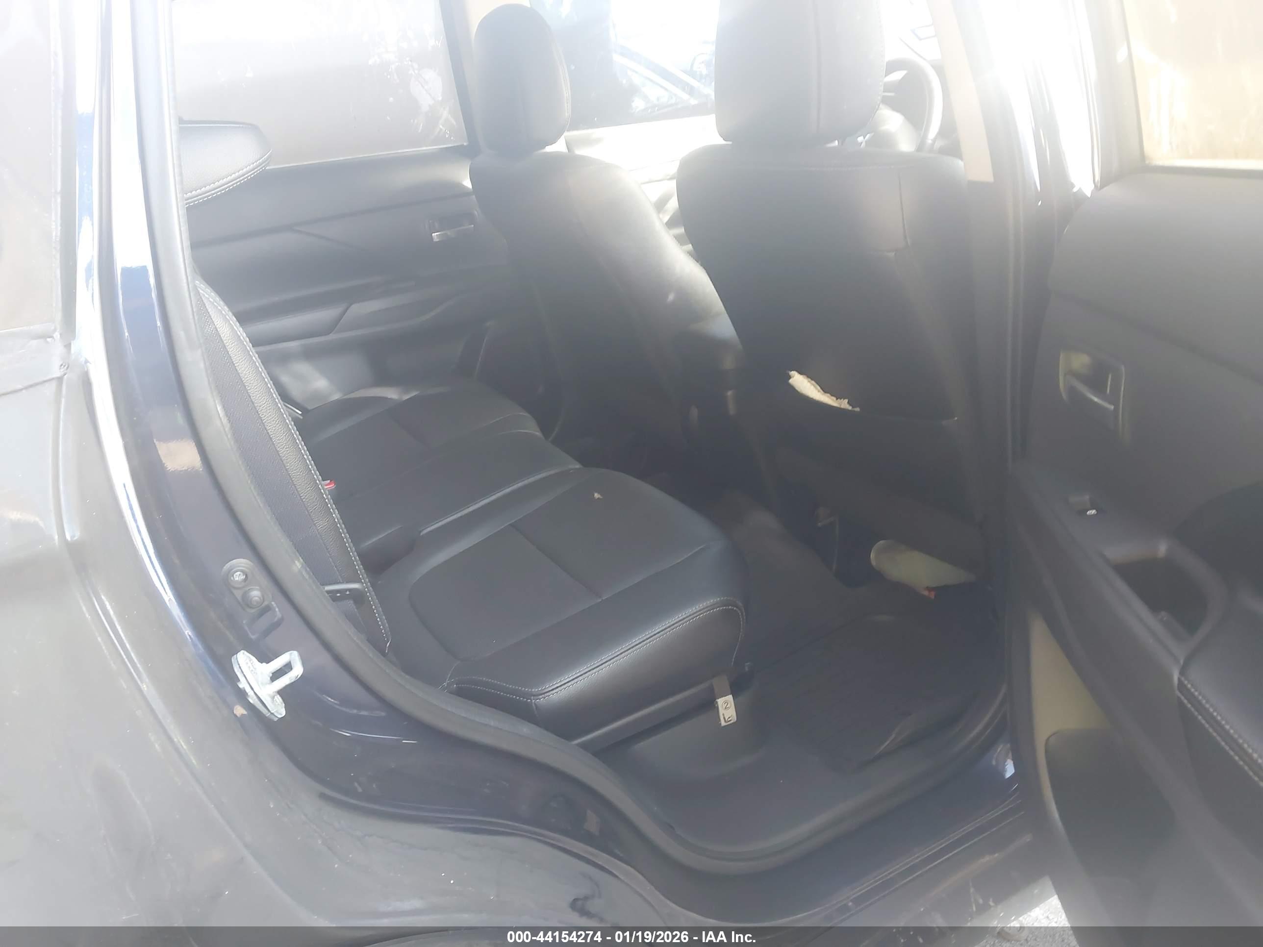 MITSUBISHI OUTLANDER image 8