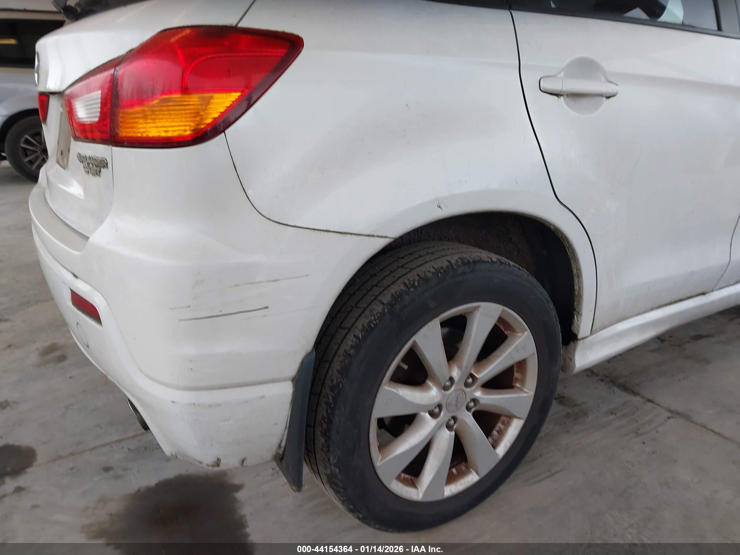 MITSUBISHI OUTLANDER image 6