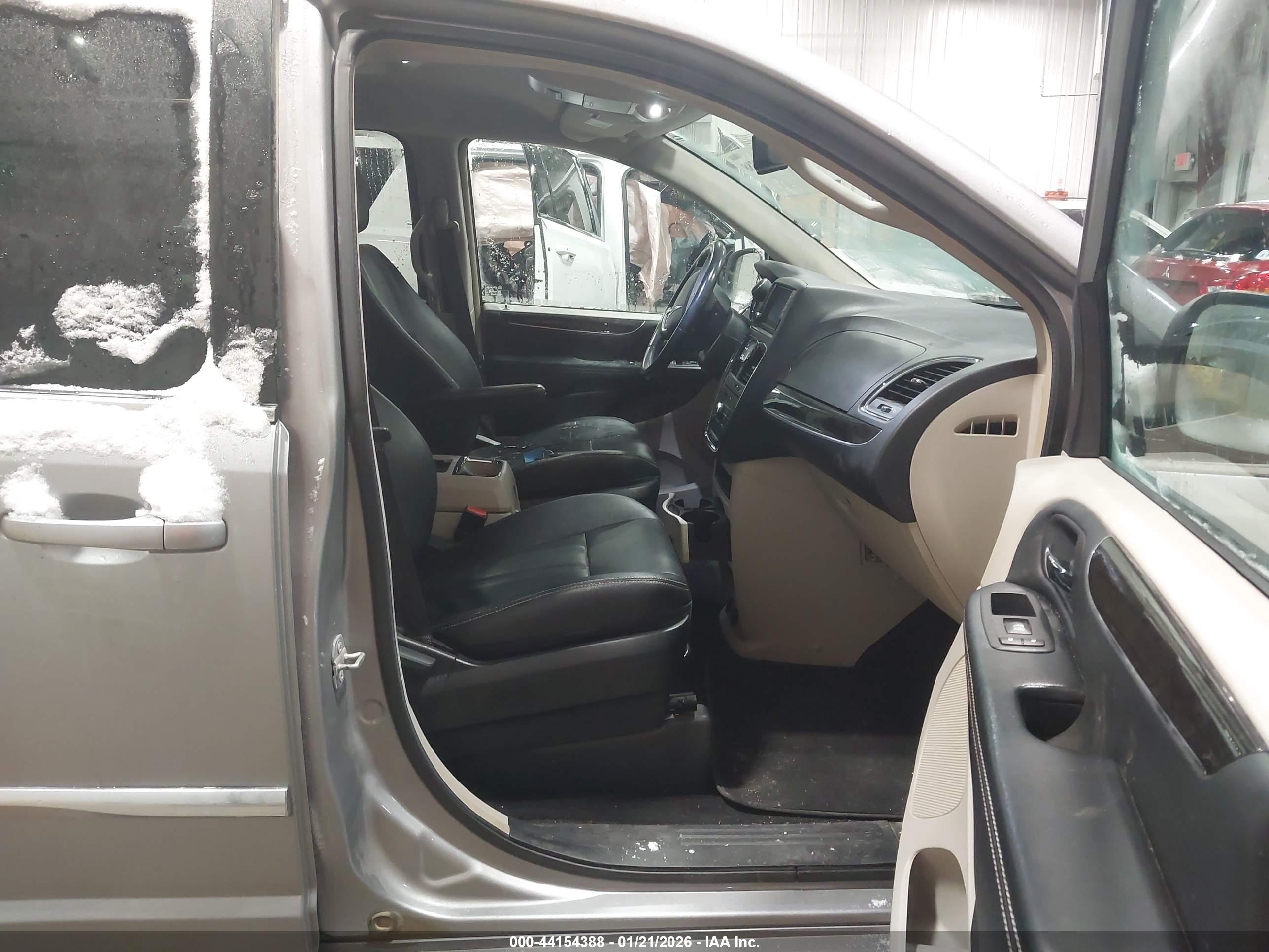 CHRYSLER TOWN image 5