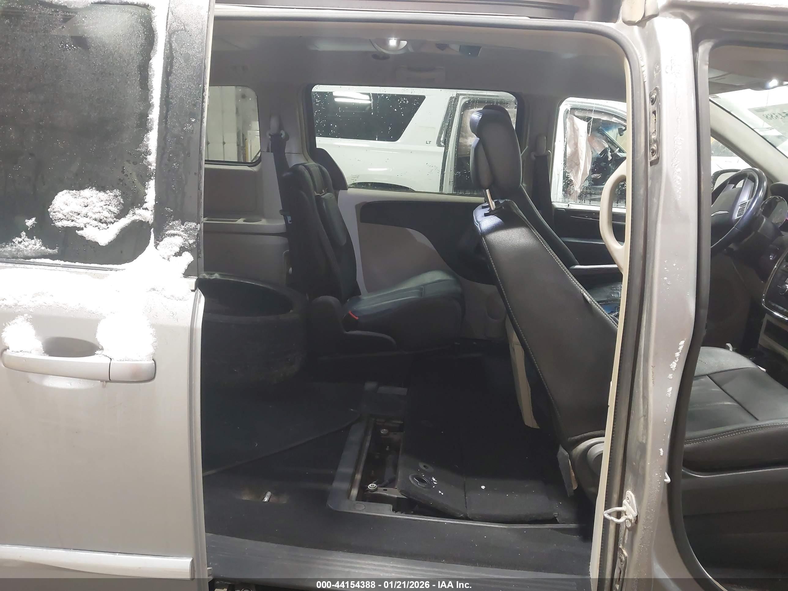 CHRYSLER TOWN image 8
