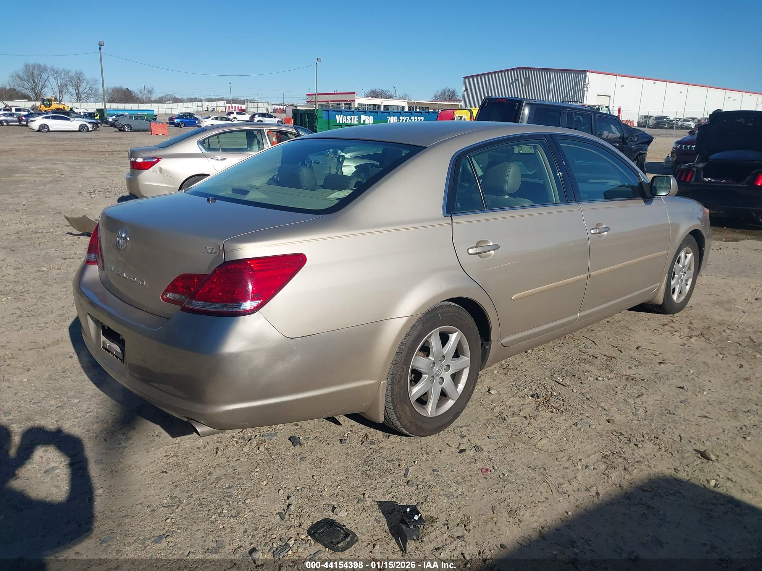 TOYOTA AVALON image 4