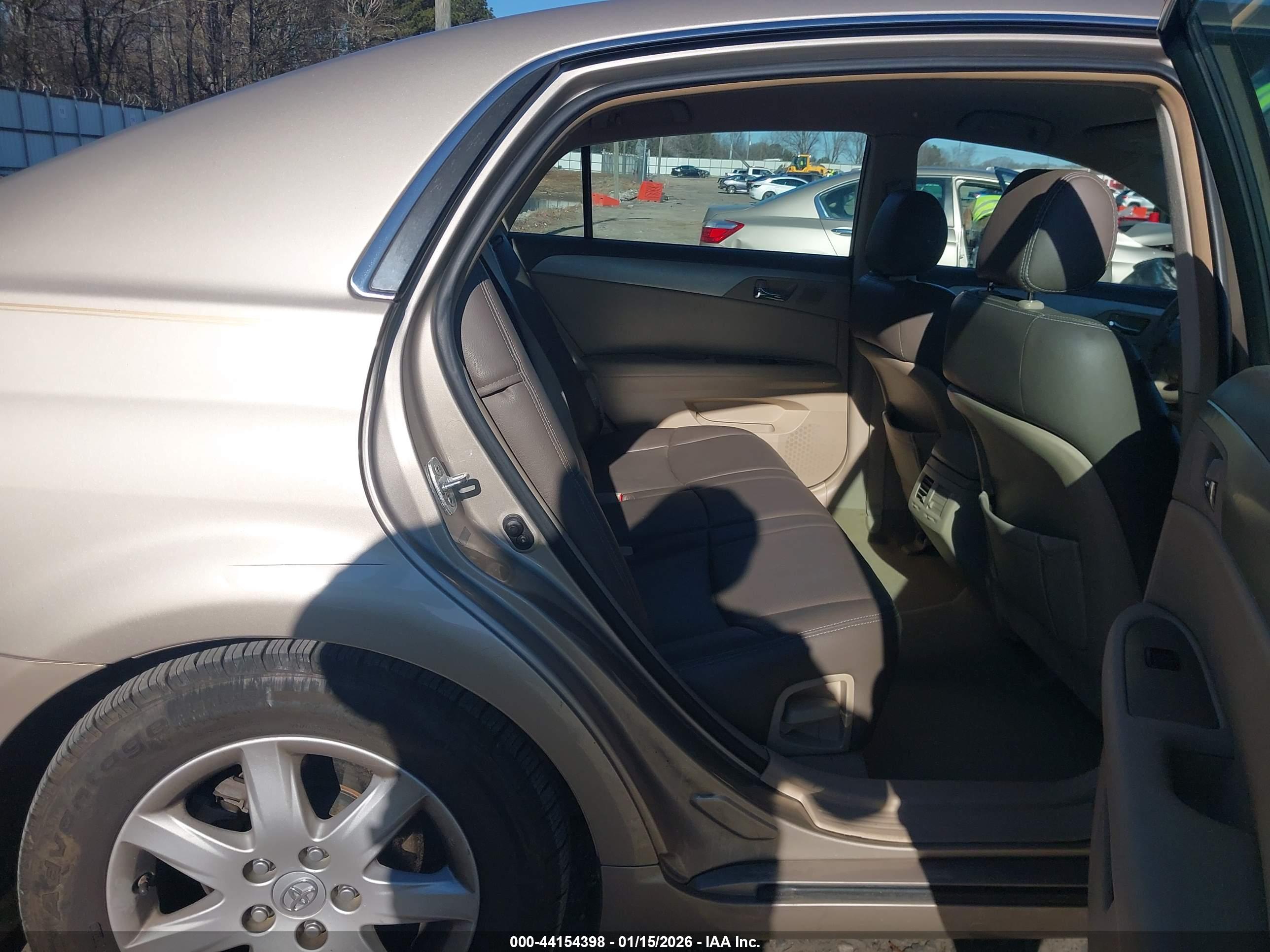 TOYOTA AVALON image 8