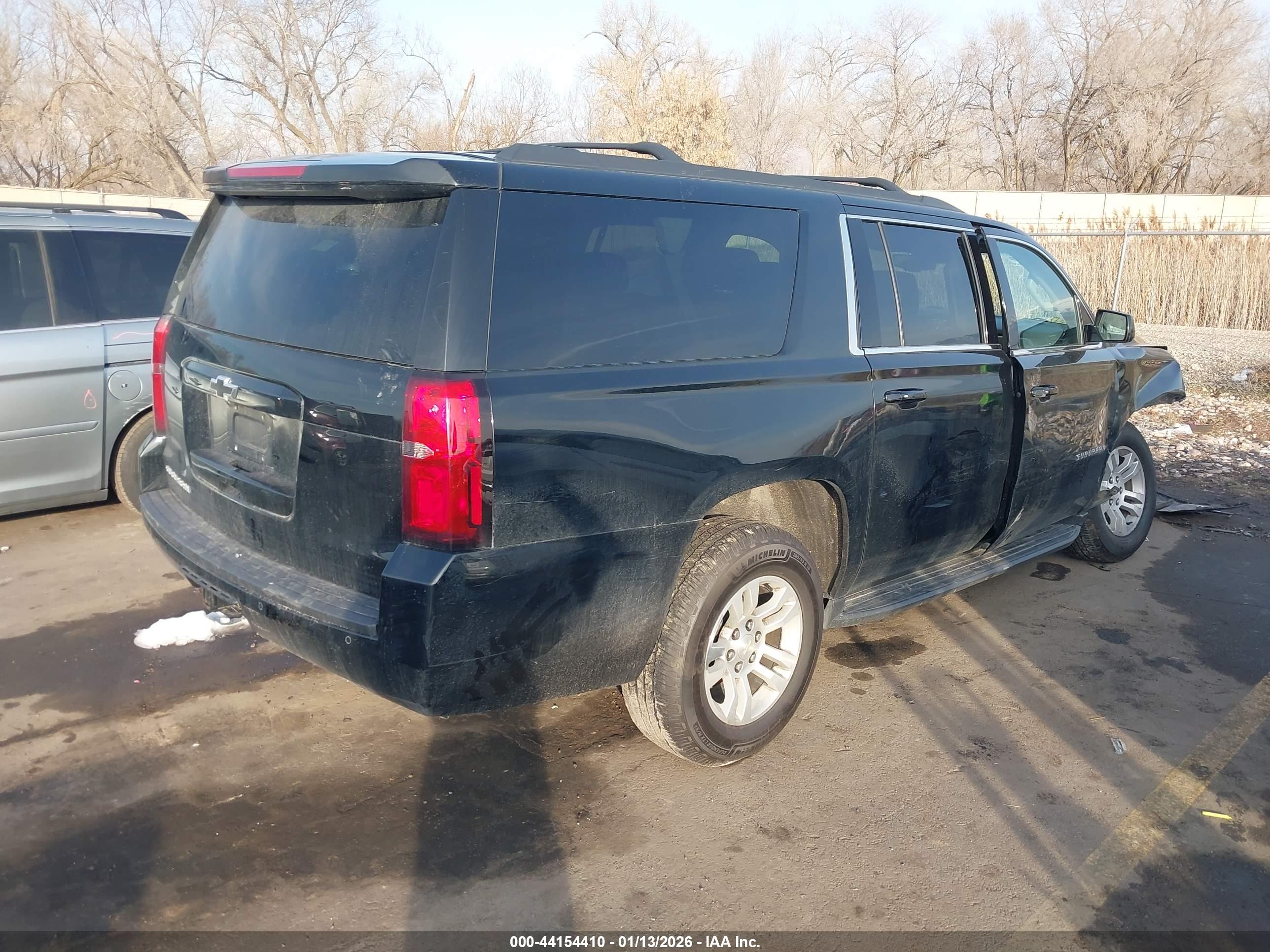 CHEVROLET SUBURBAN image 4