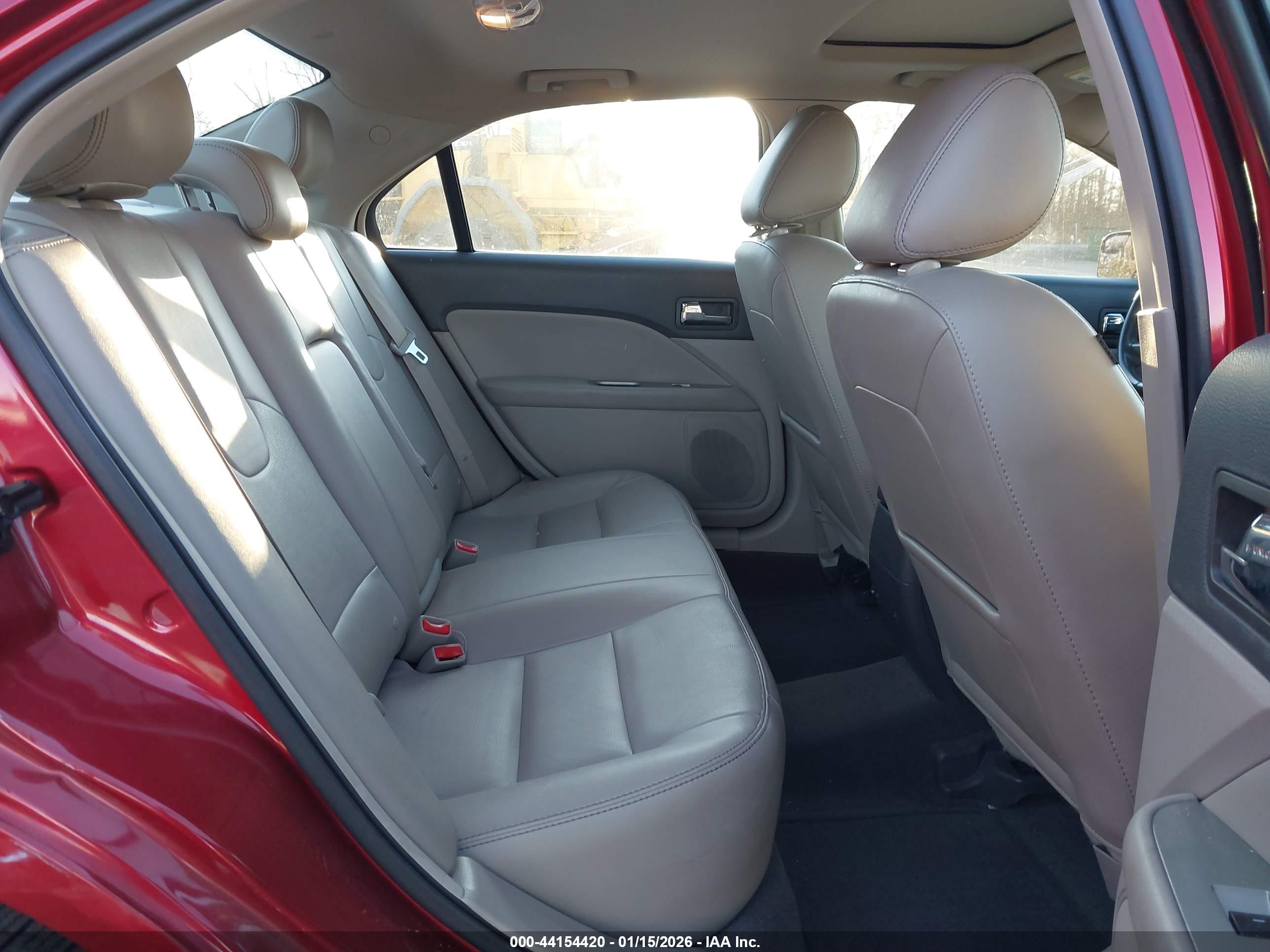 FORD FUSION image 8