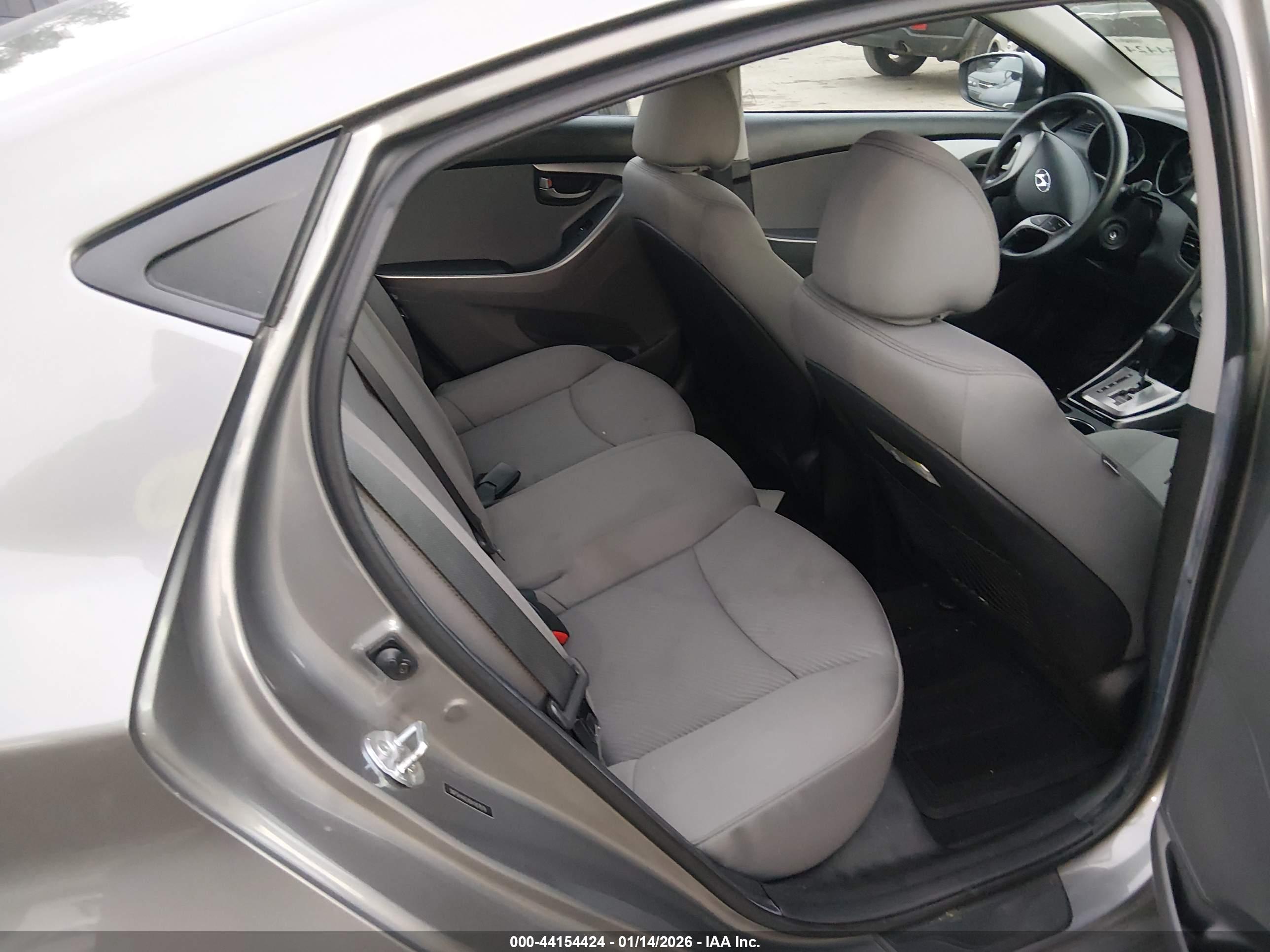 HYUNDAI ELANTRA image 8