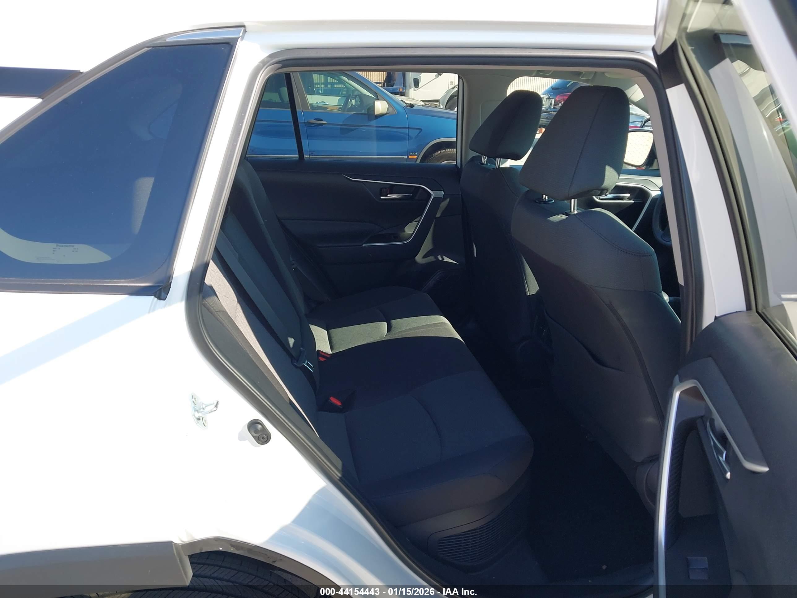 TOYOTA RAV4 image 8