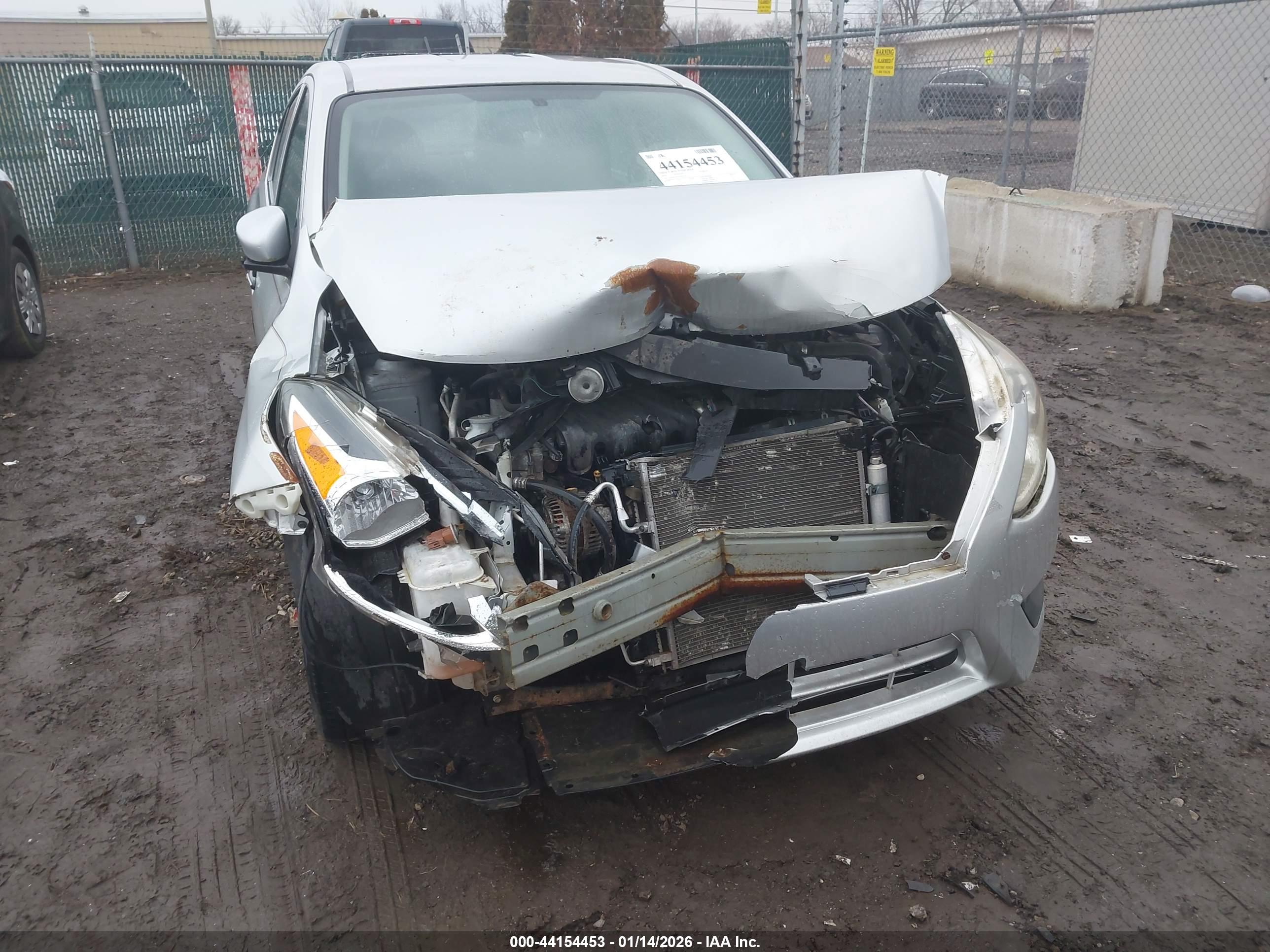 NISSAN VERSA image 6
