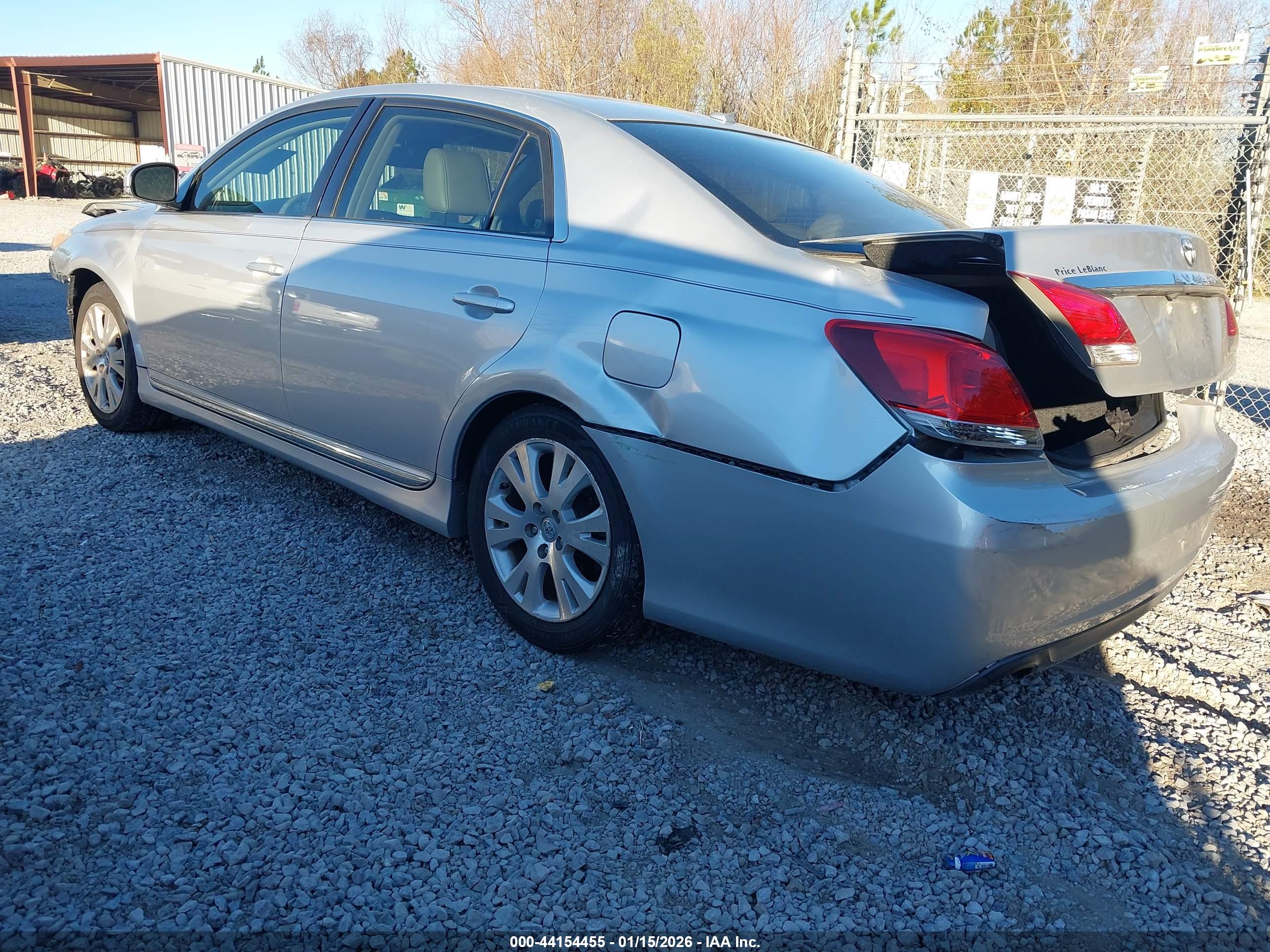 TOYOTA AVALON image 3