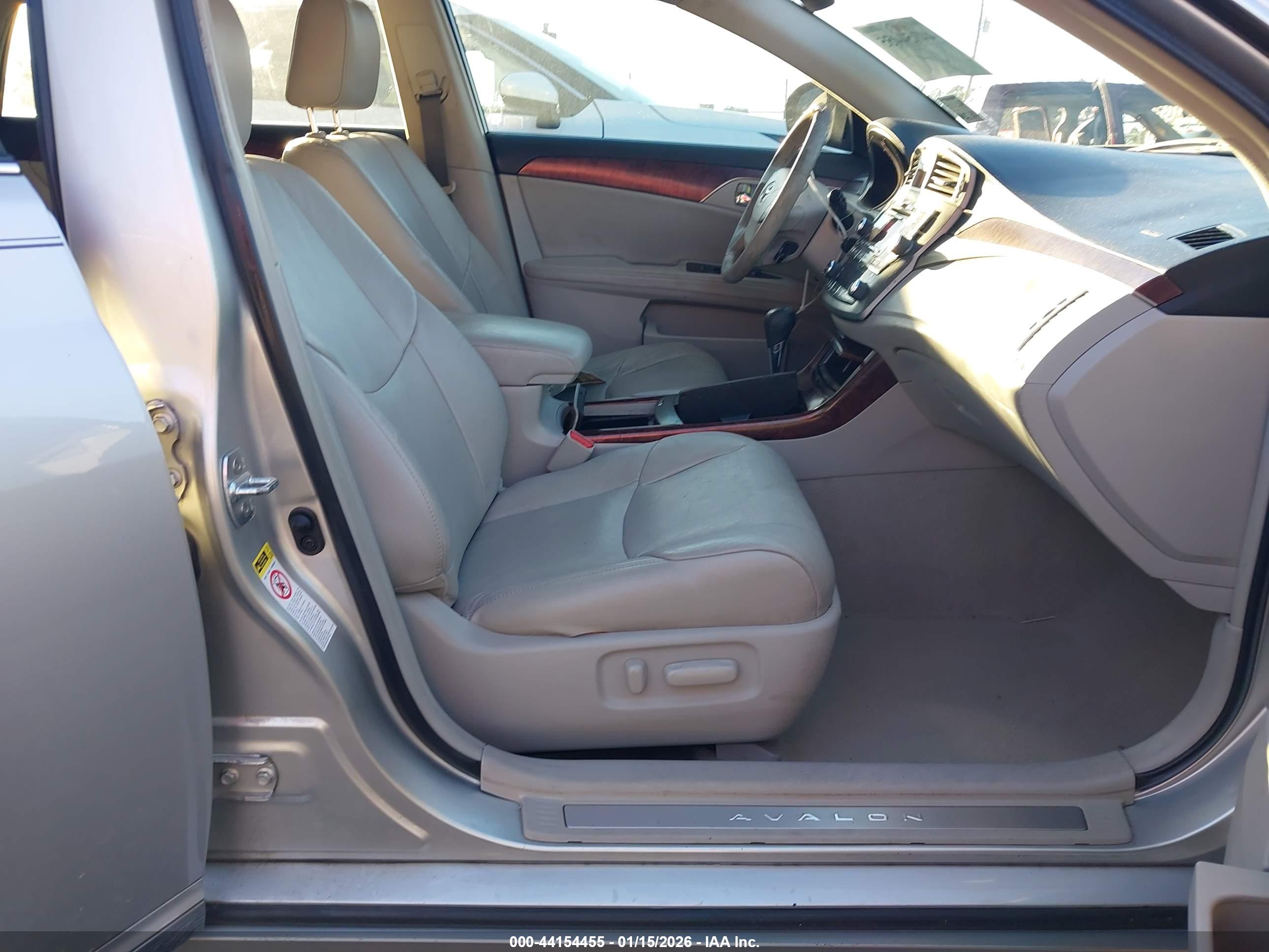 TOYOTA AVALON image 5