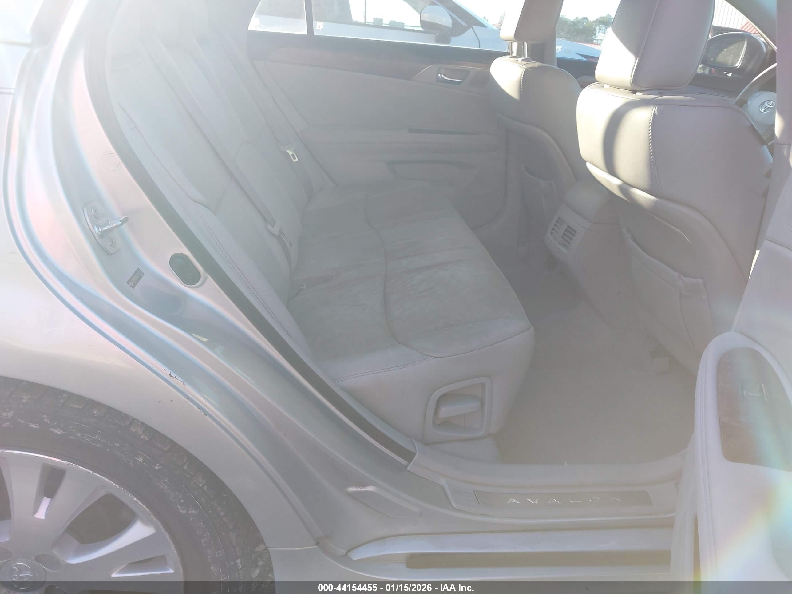 TOYOTA AVALON image 8
