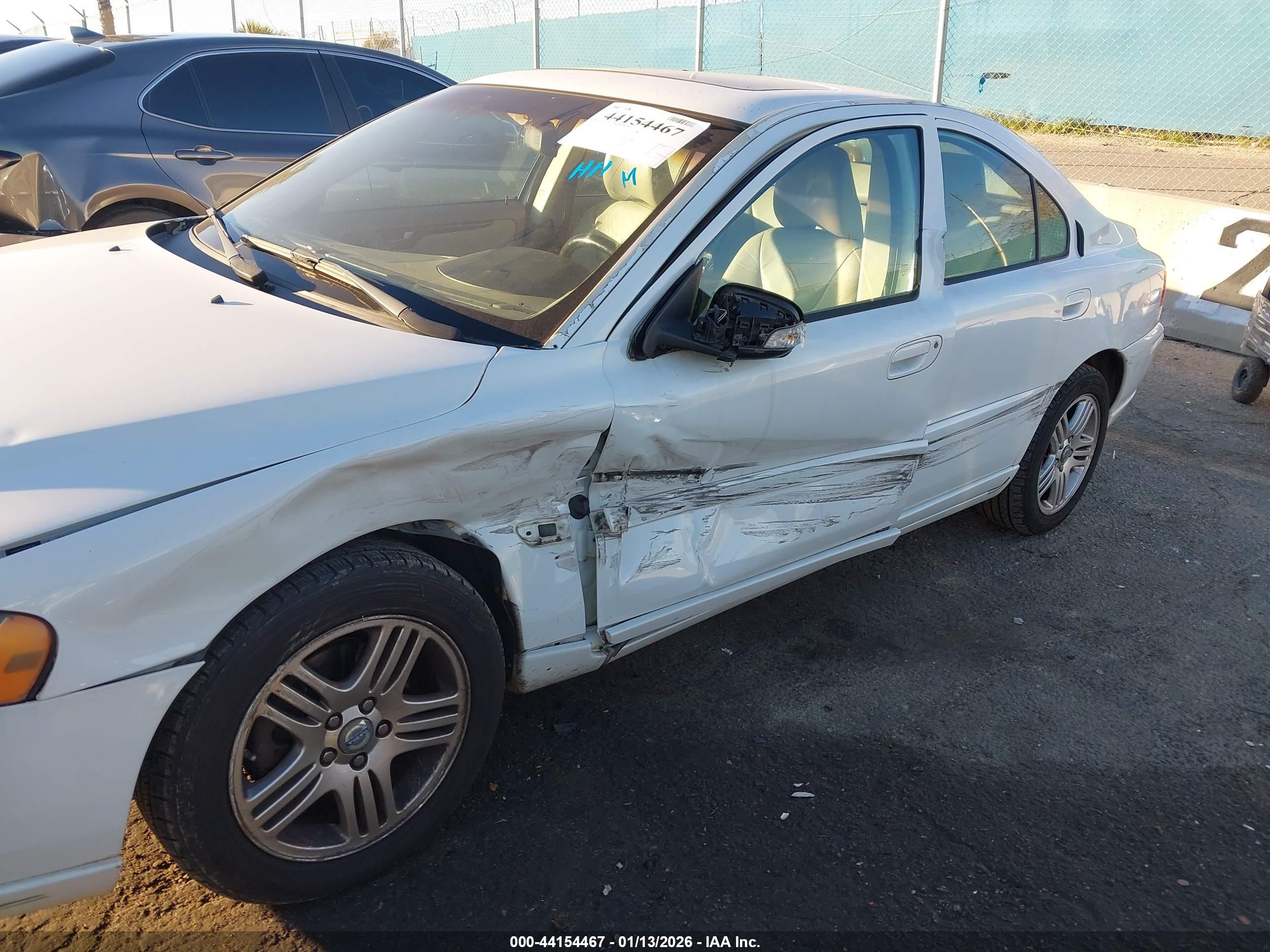 VOLVO S60 image 6