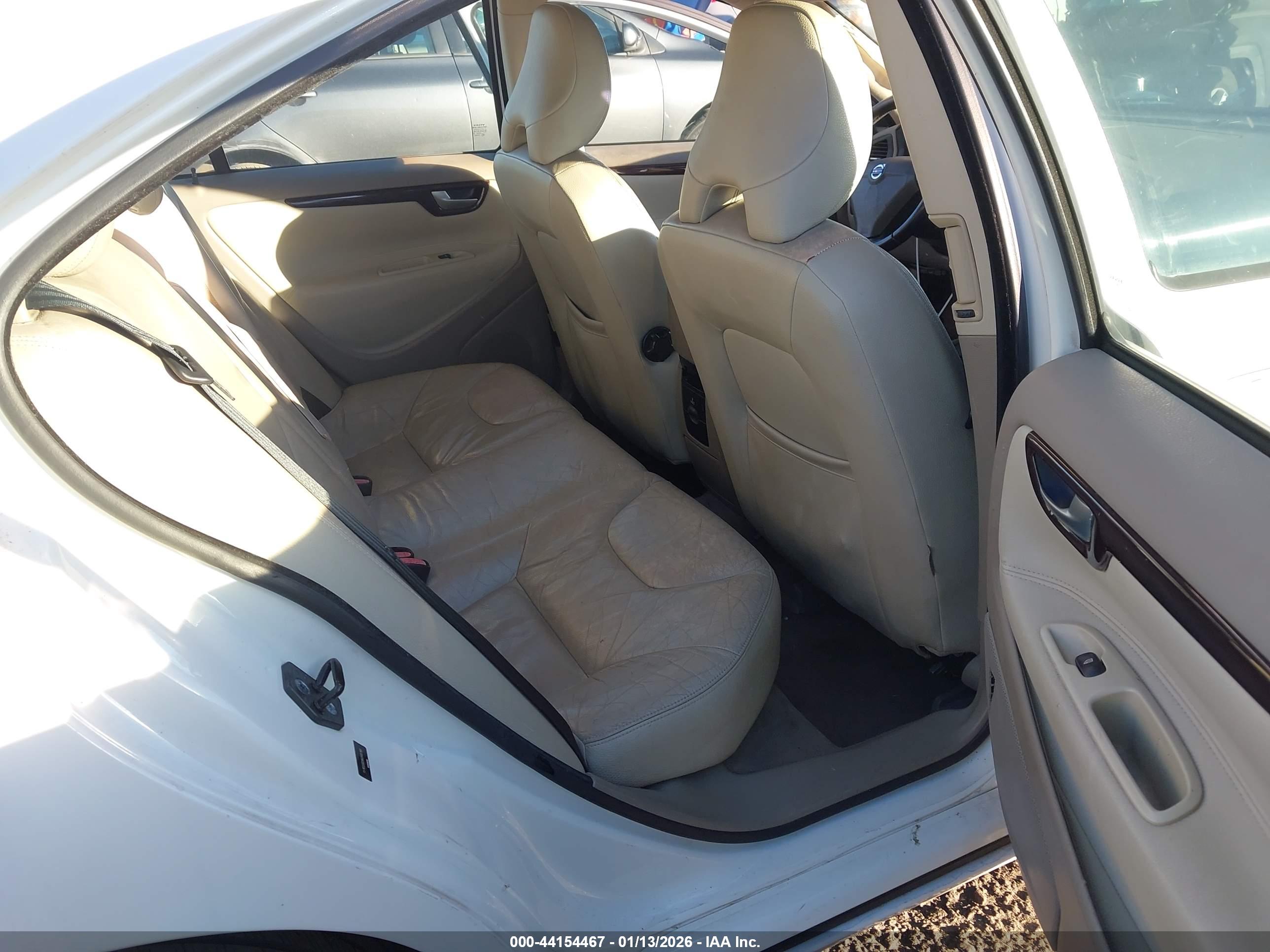 VOLVO S60 image 8