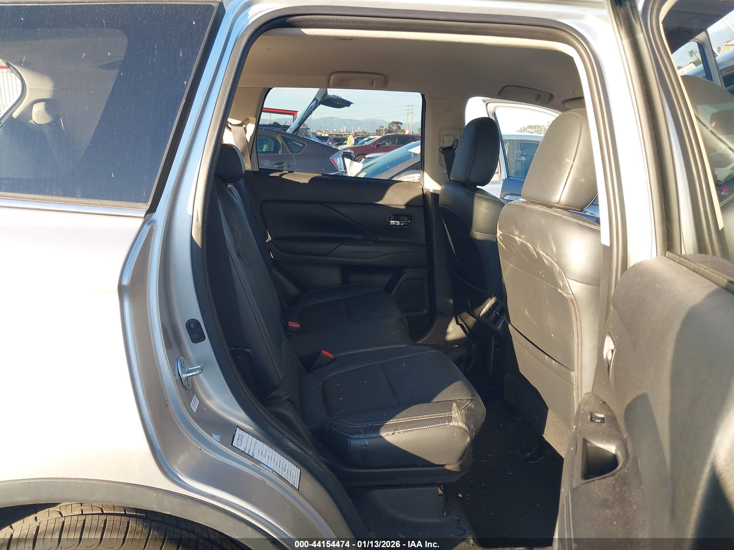 MITSUBISHI OUTLANDER image 8