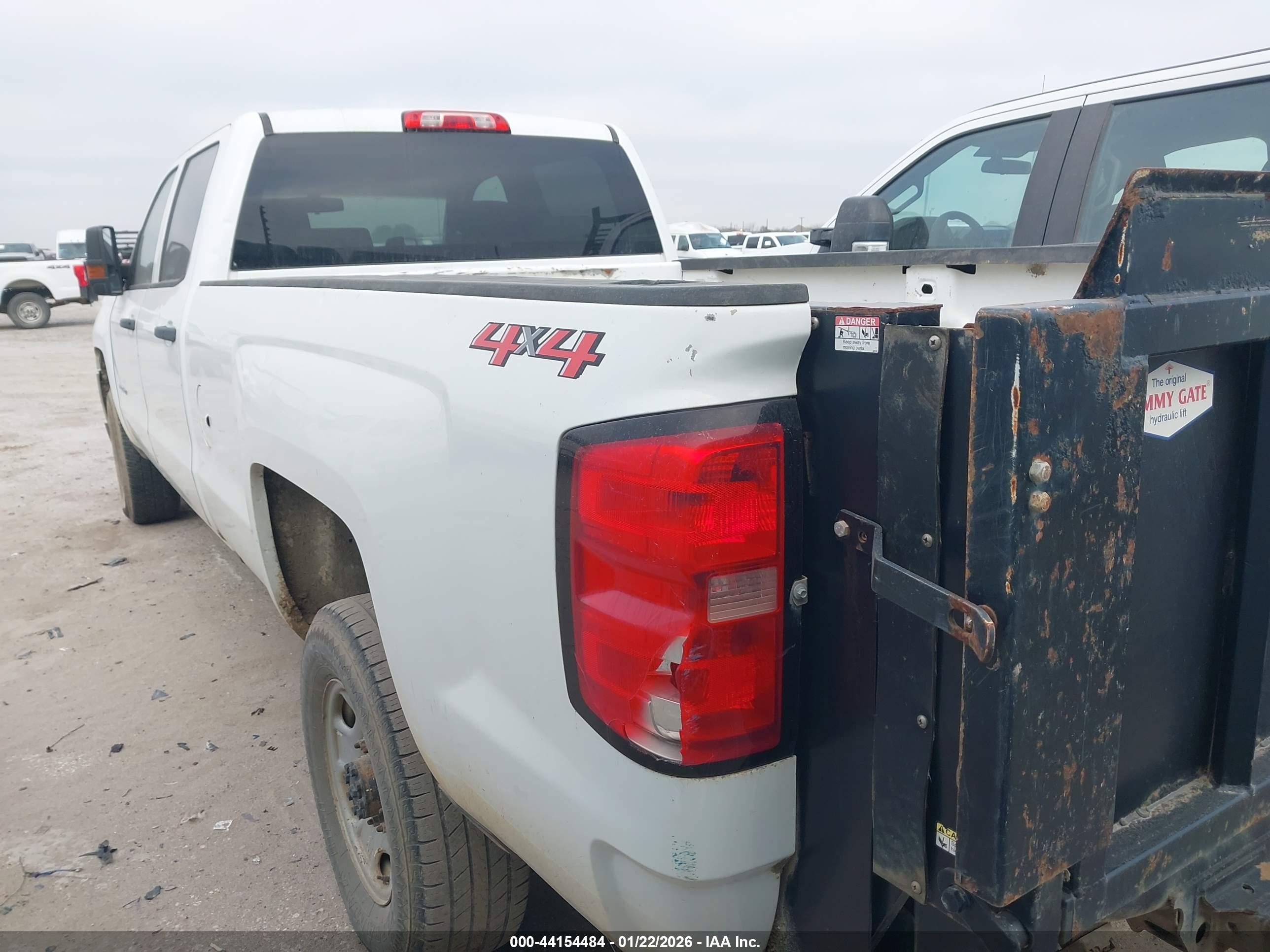 CHEVROLET SILVERADO image 3