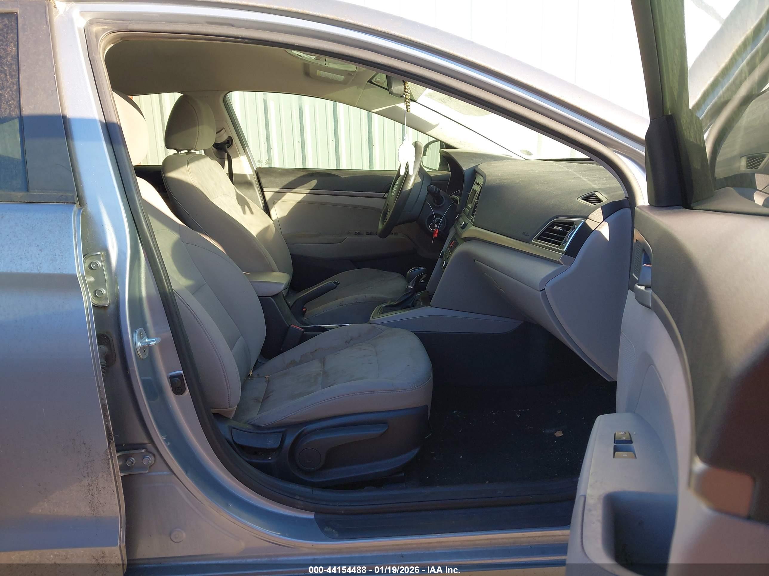HYUNDAI ELANTRA image 5