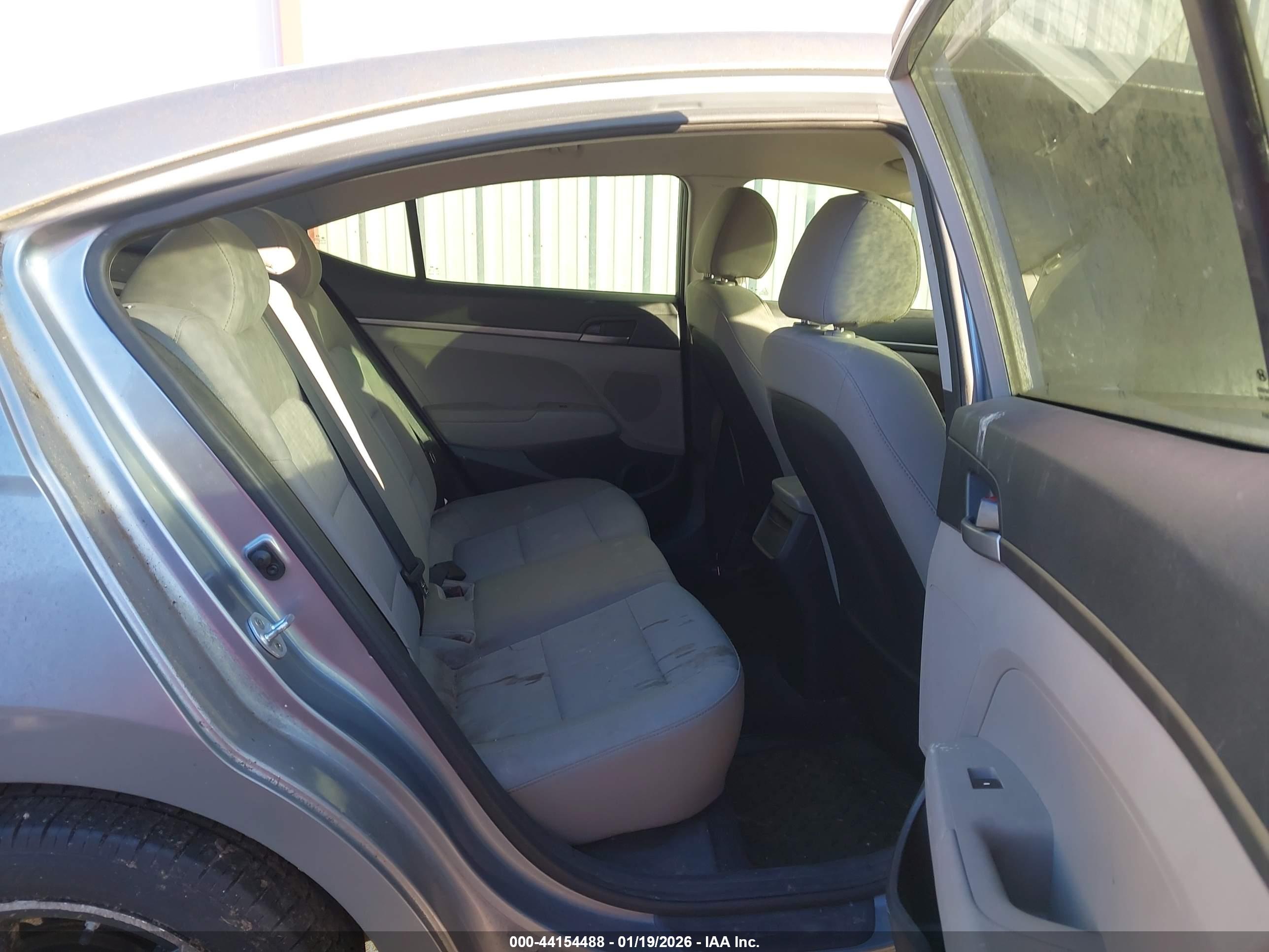 HYUNDAI ELANTRA image 8