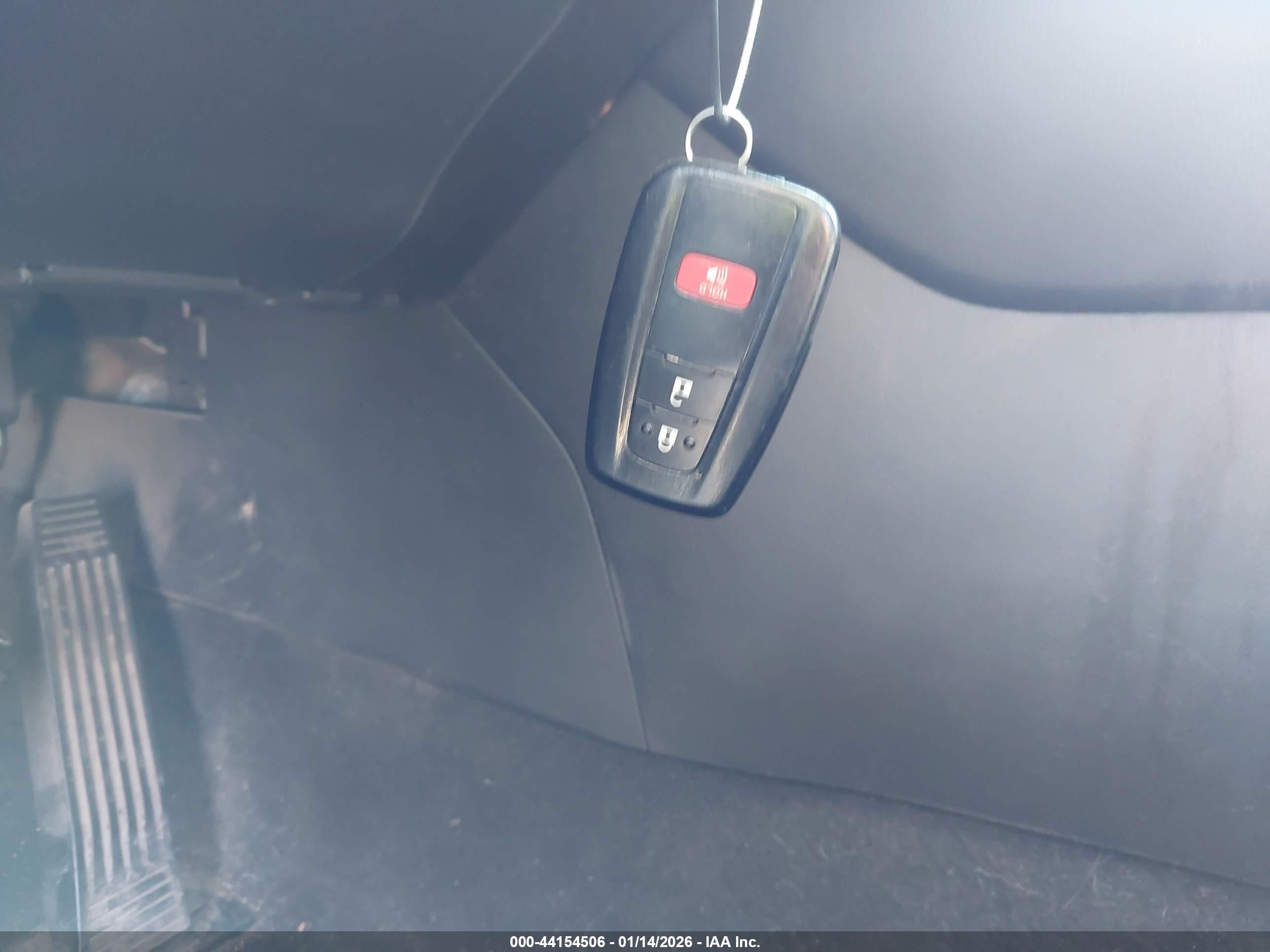 TOYOTA RAV4 image 11