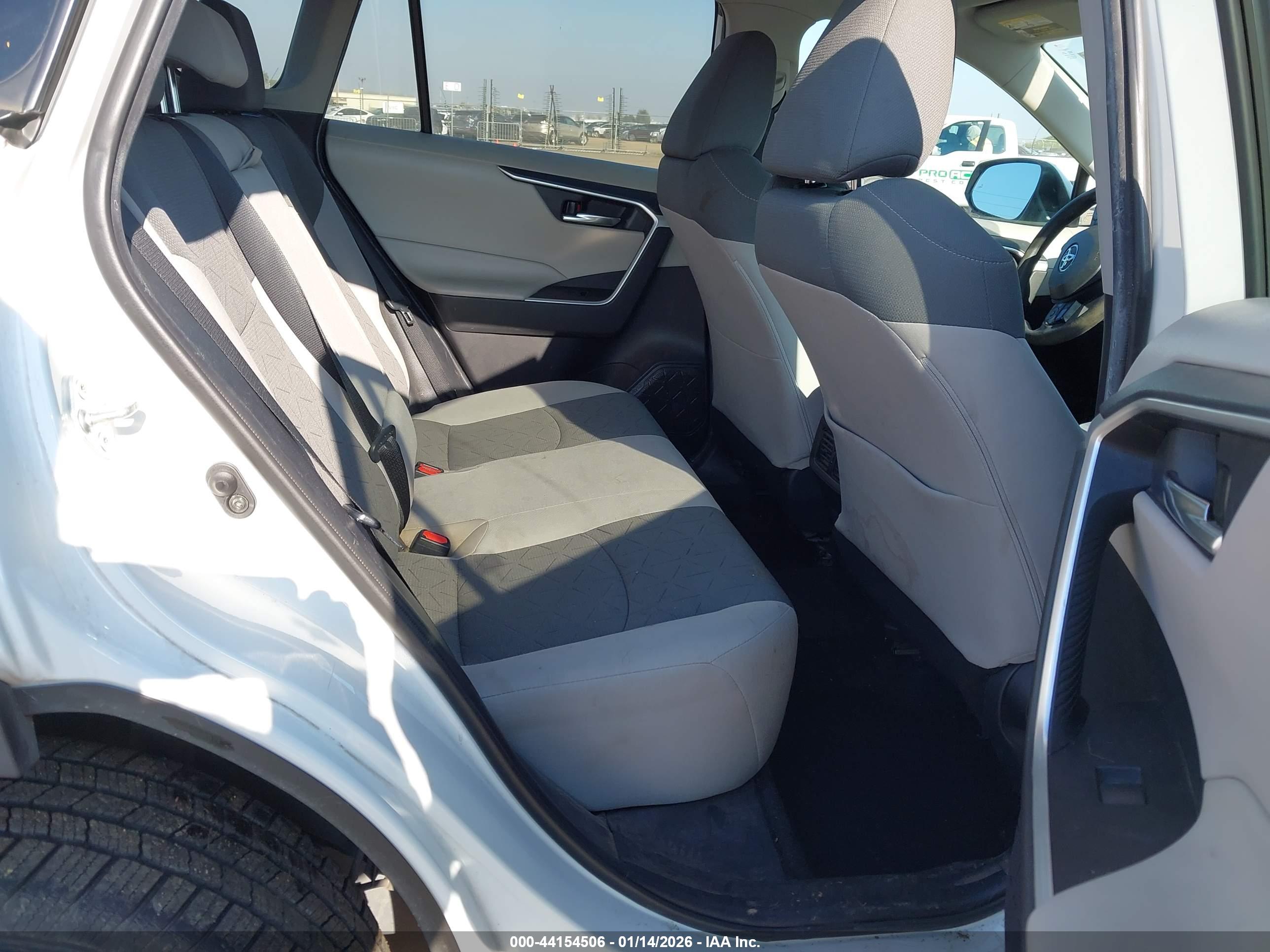 TOYOTA RAV4 image 8
