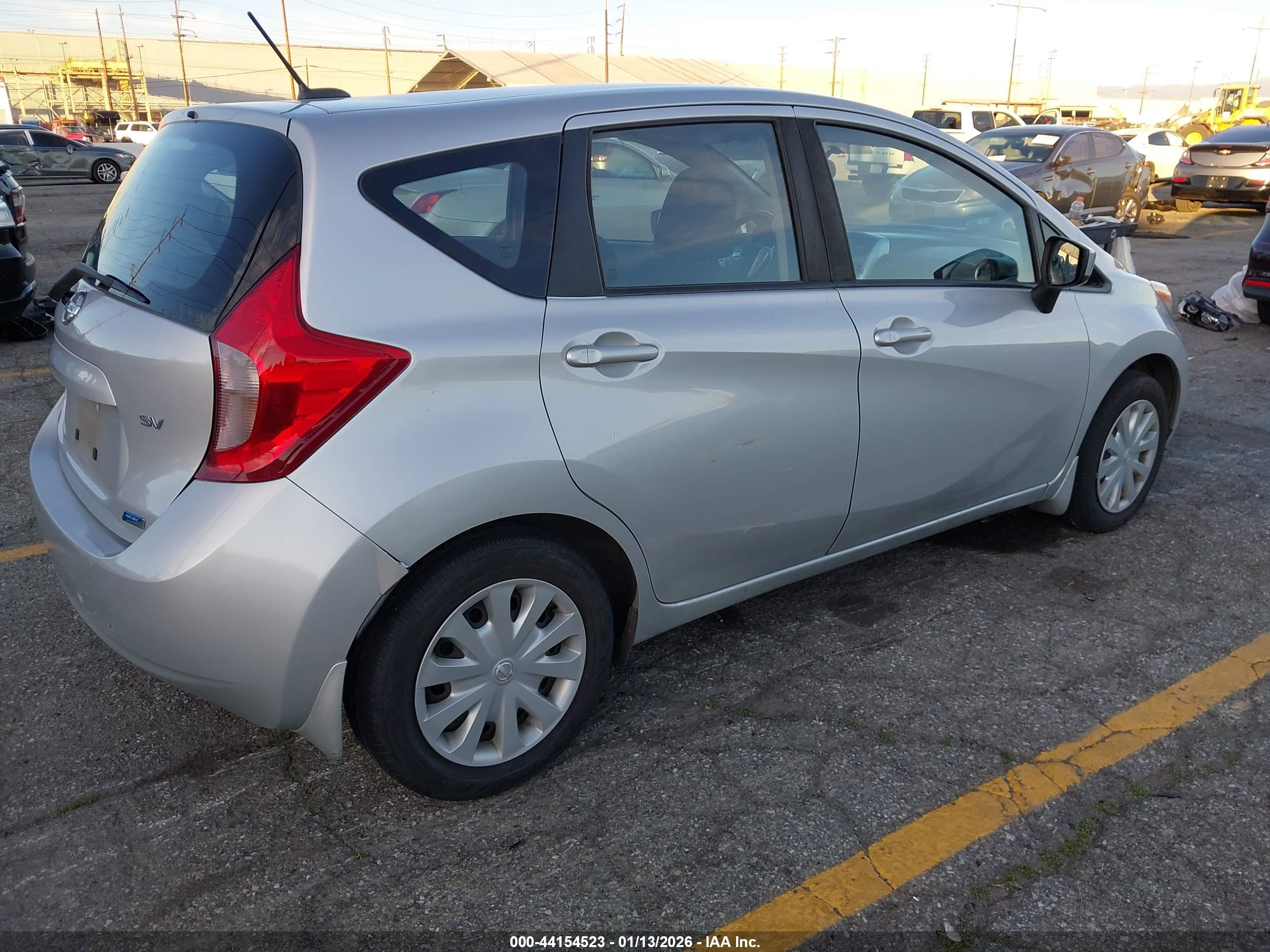 NISSAN VERSA image 4
